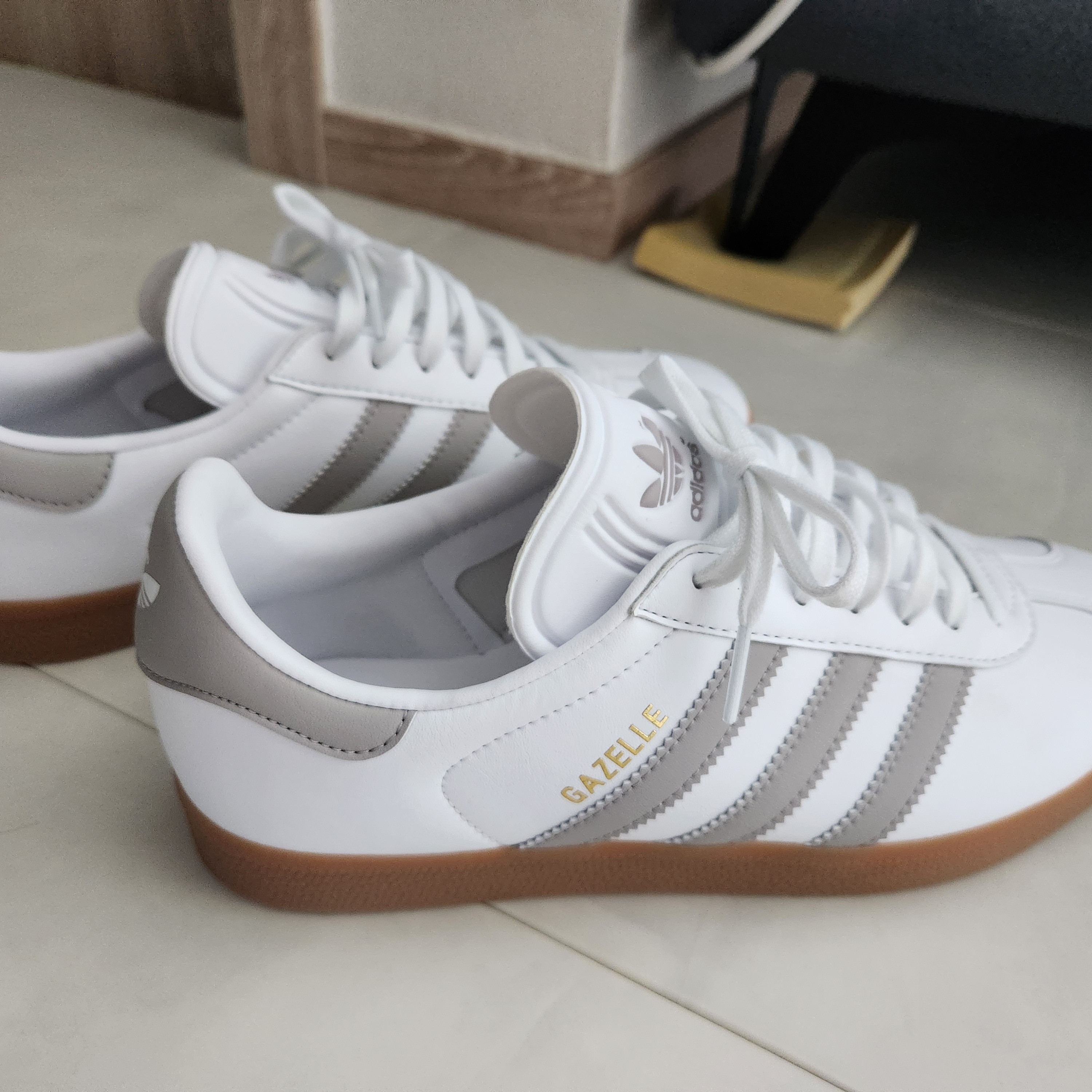 Adidas Gazelle White Grey 착용 스타일