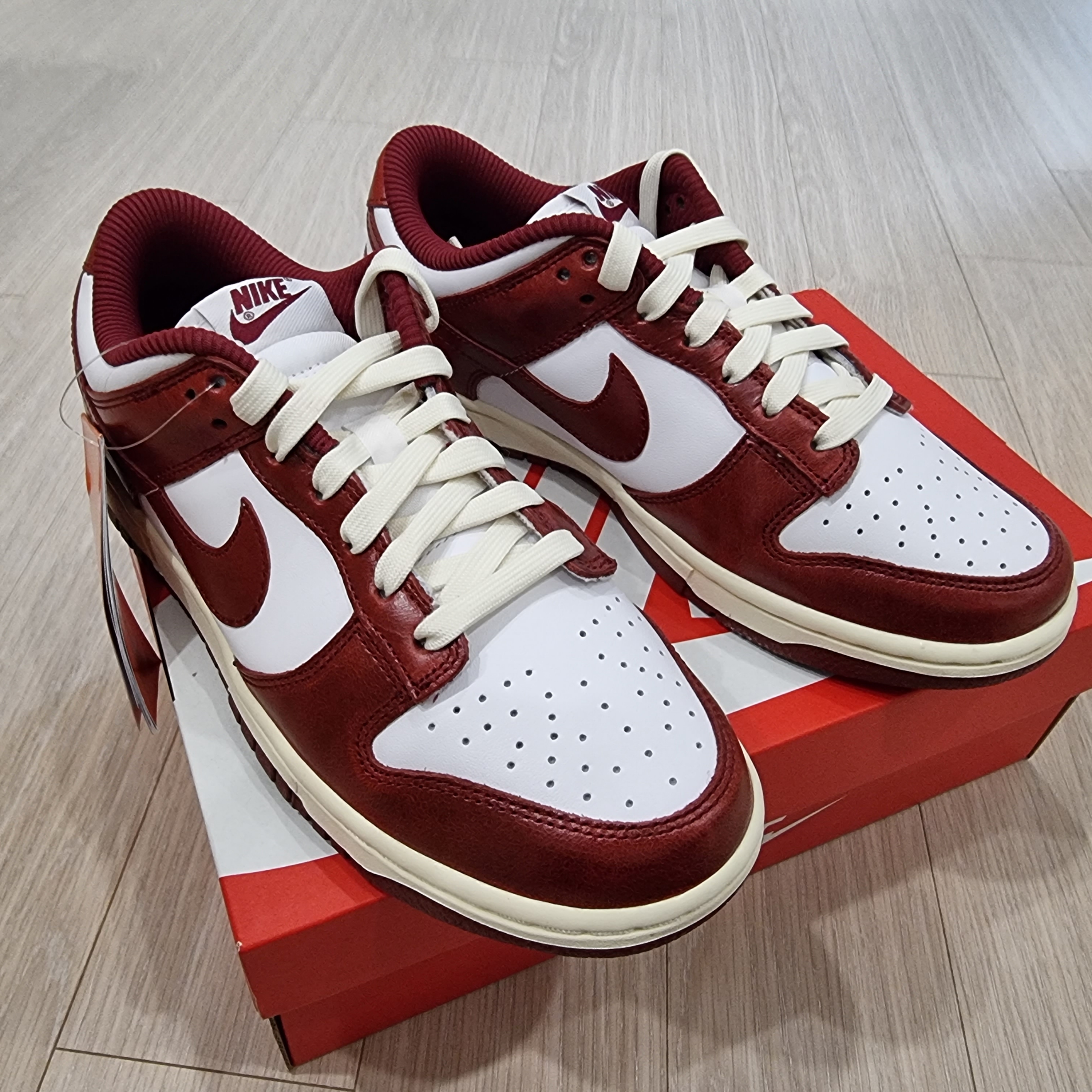 (W) Nike Dunk Low Retro PRM Team Red and White 착용 스타일