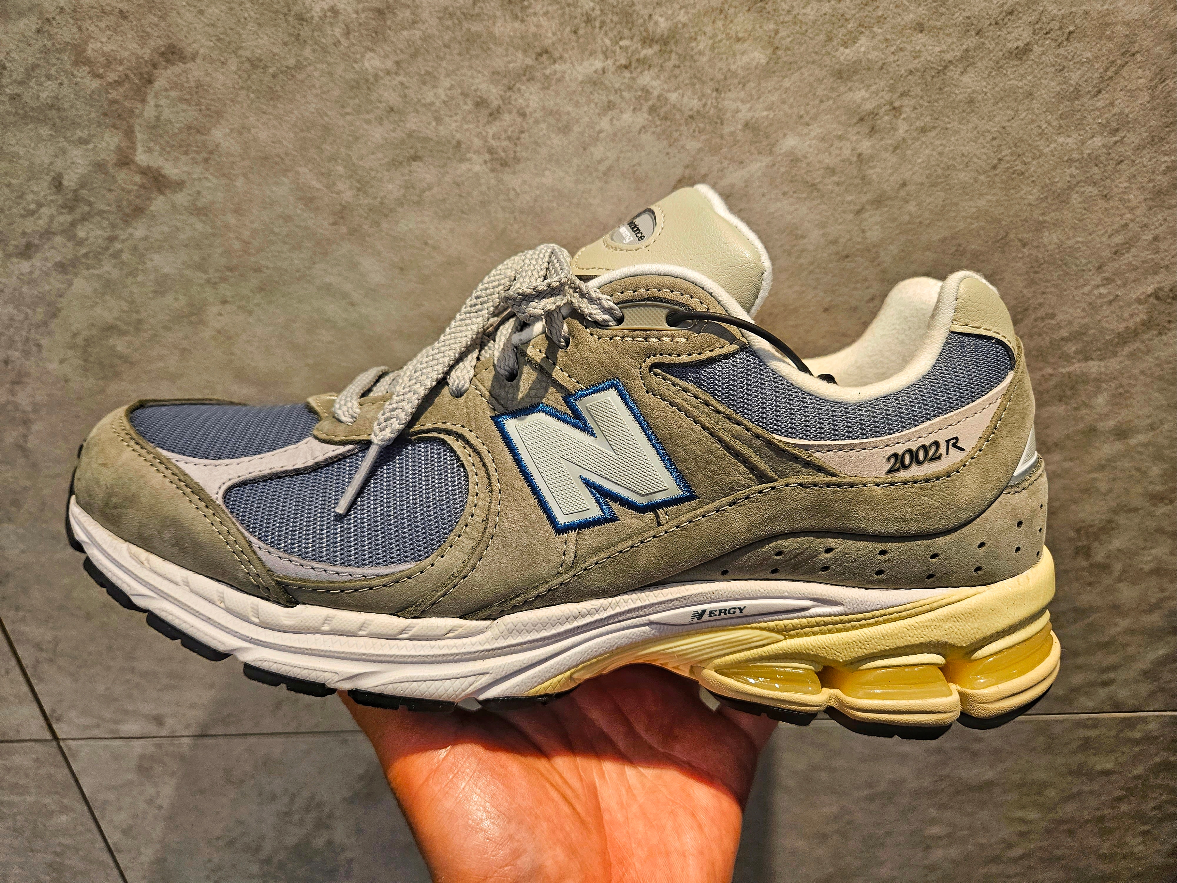 New Balance 2002R Cool Grey 착용 스타일
