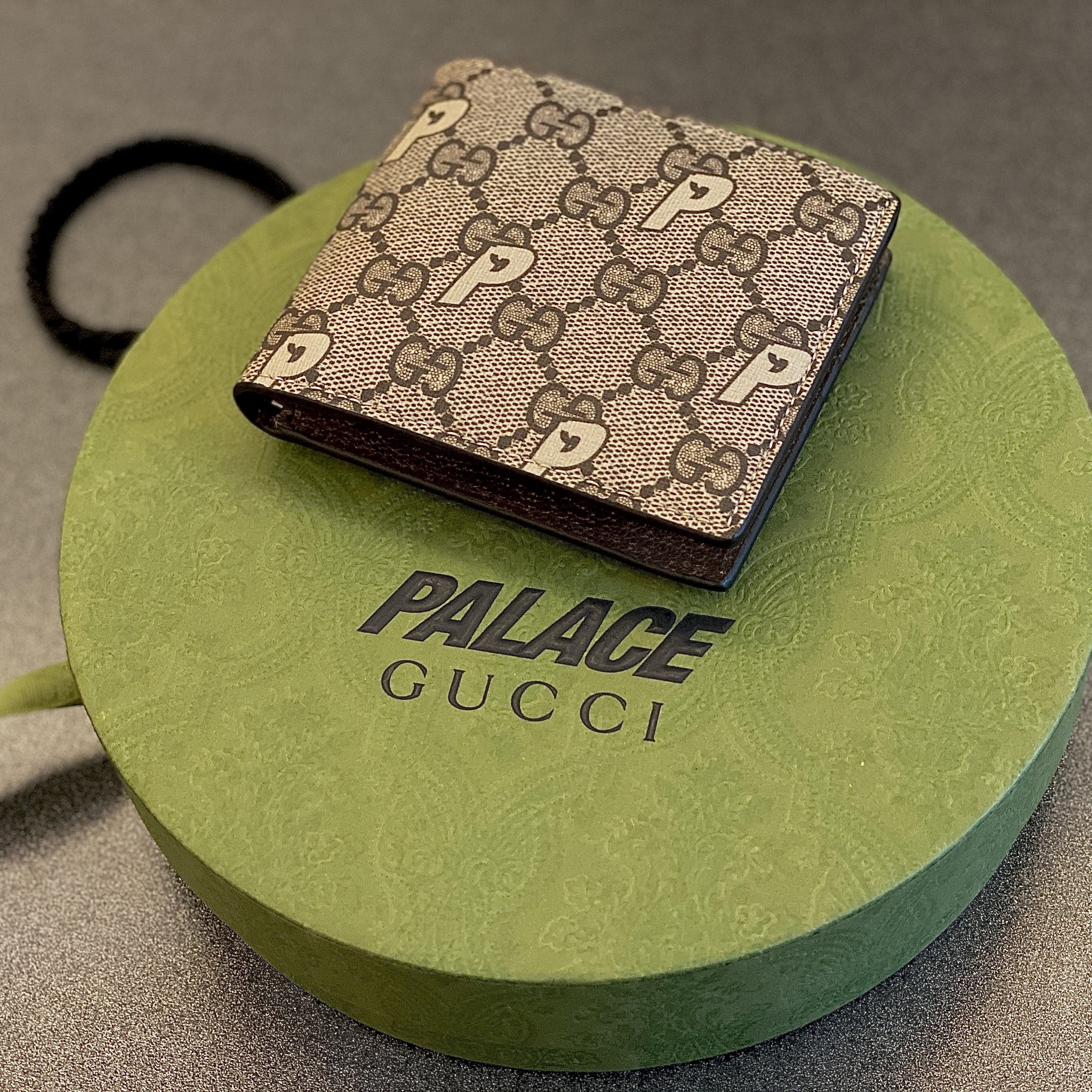 Palace x Gucci GG-P Supreme Bi-Fold Wallet Beige - 22FW 착용 스타일