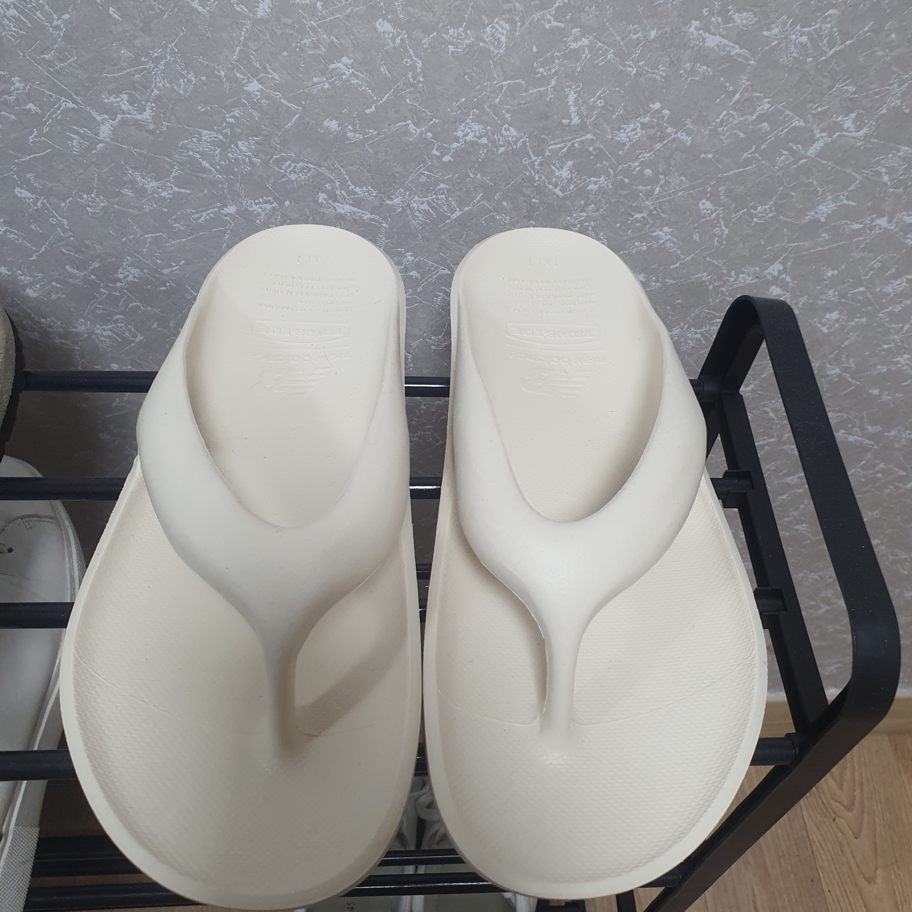 New Balance x Taw&Toe Flip Flop Ivory 착용 스타일