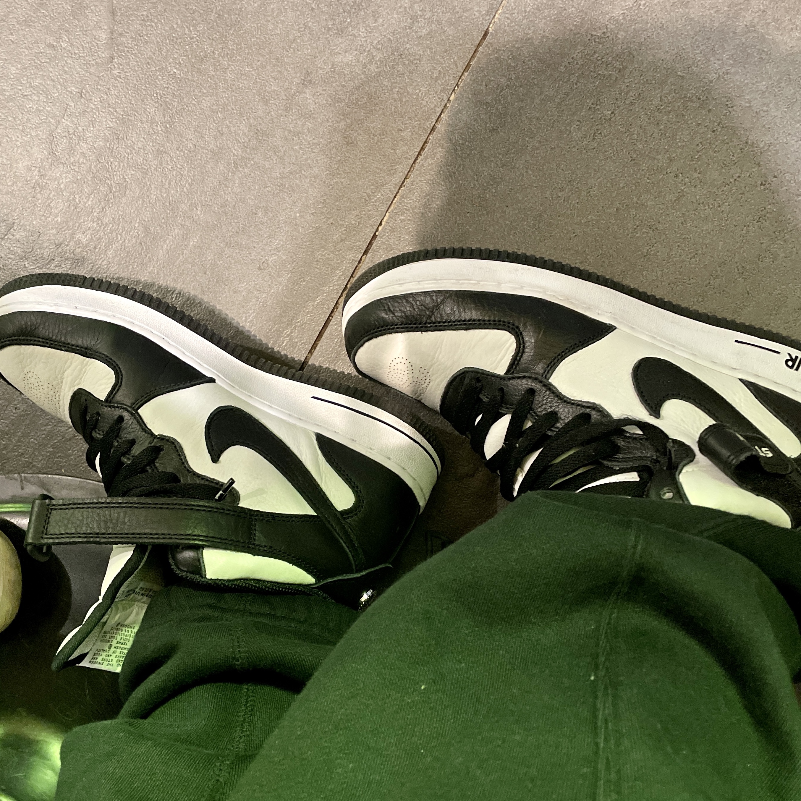 Nike x Stussy Air Force 1 '07 Mid SP Black and Light Bone 착용 스타일