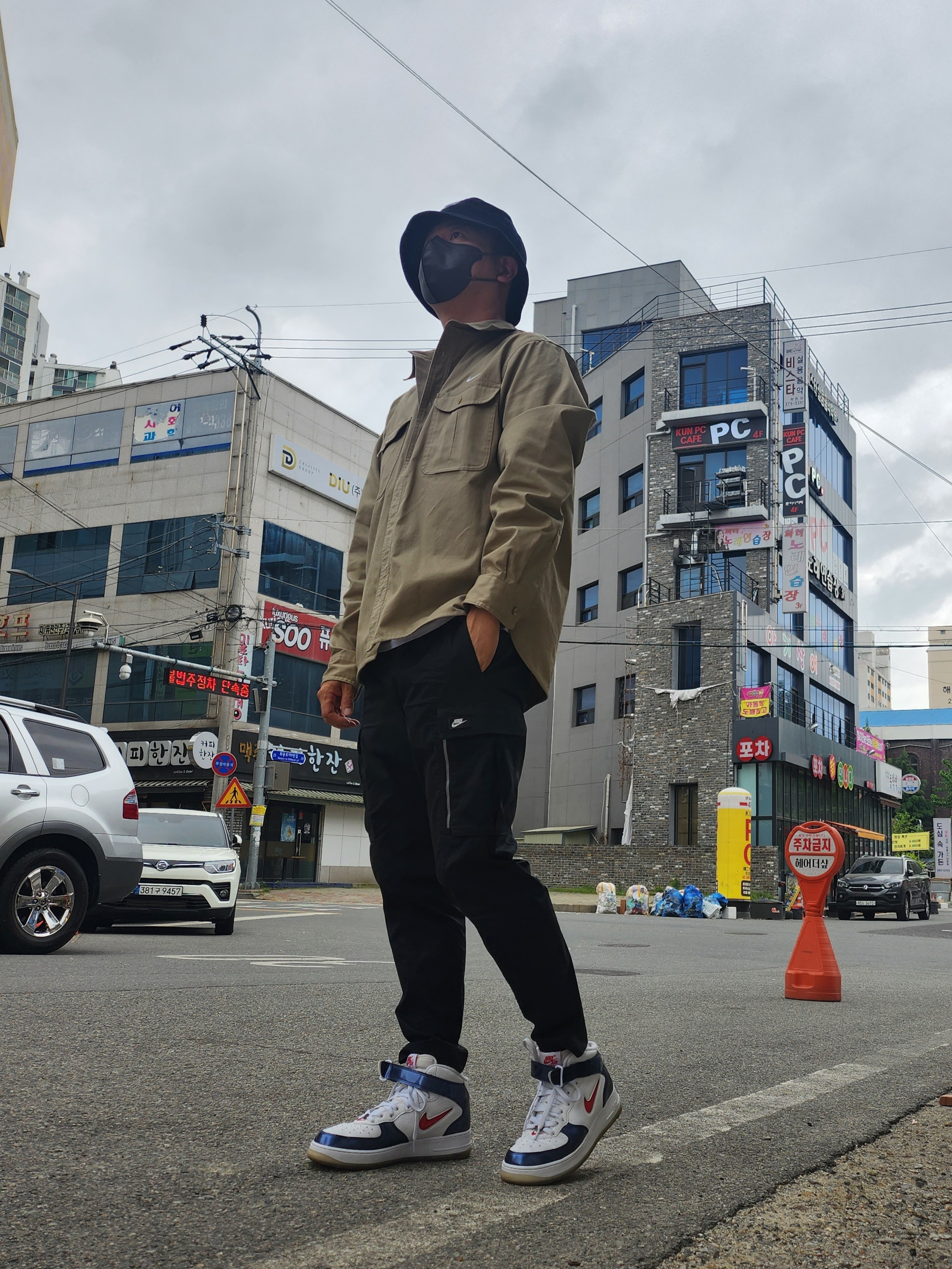 Nike Air Force 1 Mid QS University Red and Midnight Navy, Nike Futura Corduroy Bucket Black 착용 스타일 - 3