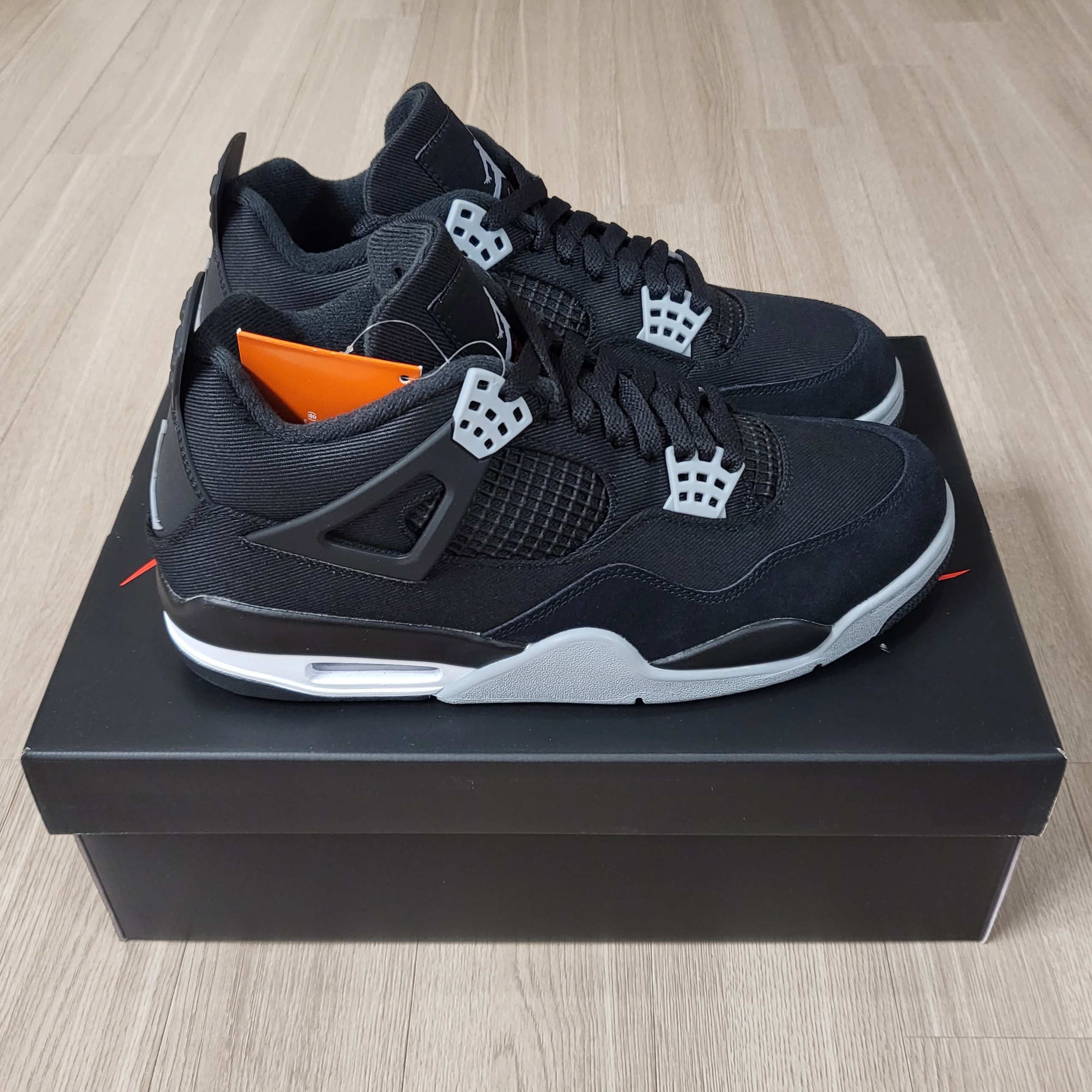 Jordan 4 Retro SE Black and Light Steel 착용 스타일