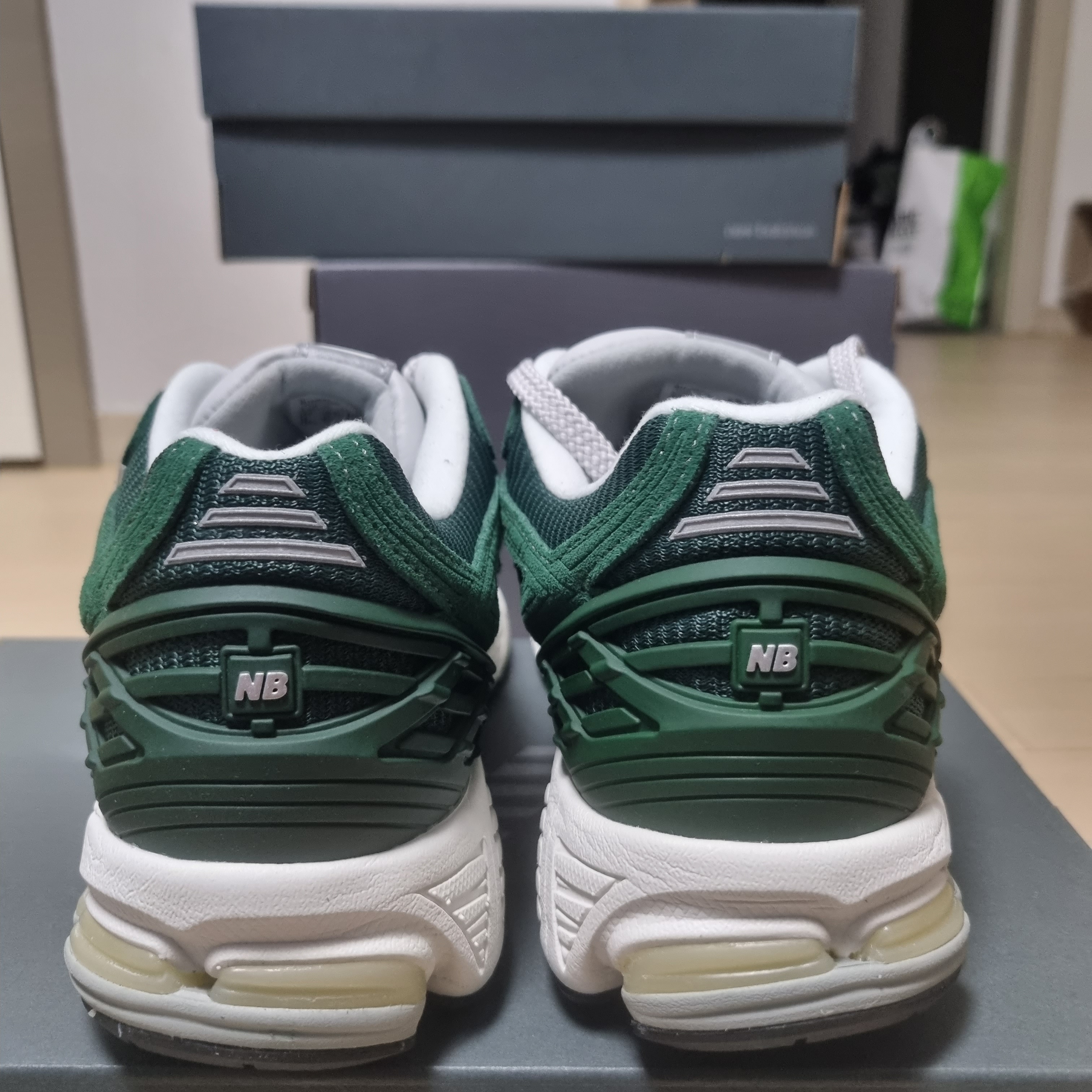 New Balance 1906R Nightwatch Green 착용 스타일 - 3
