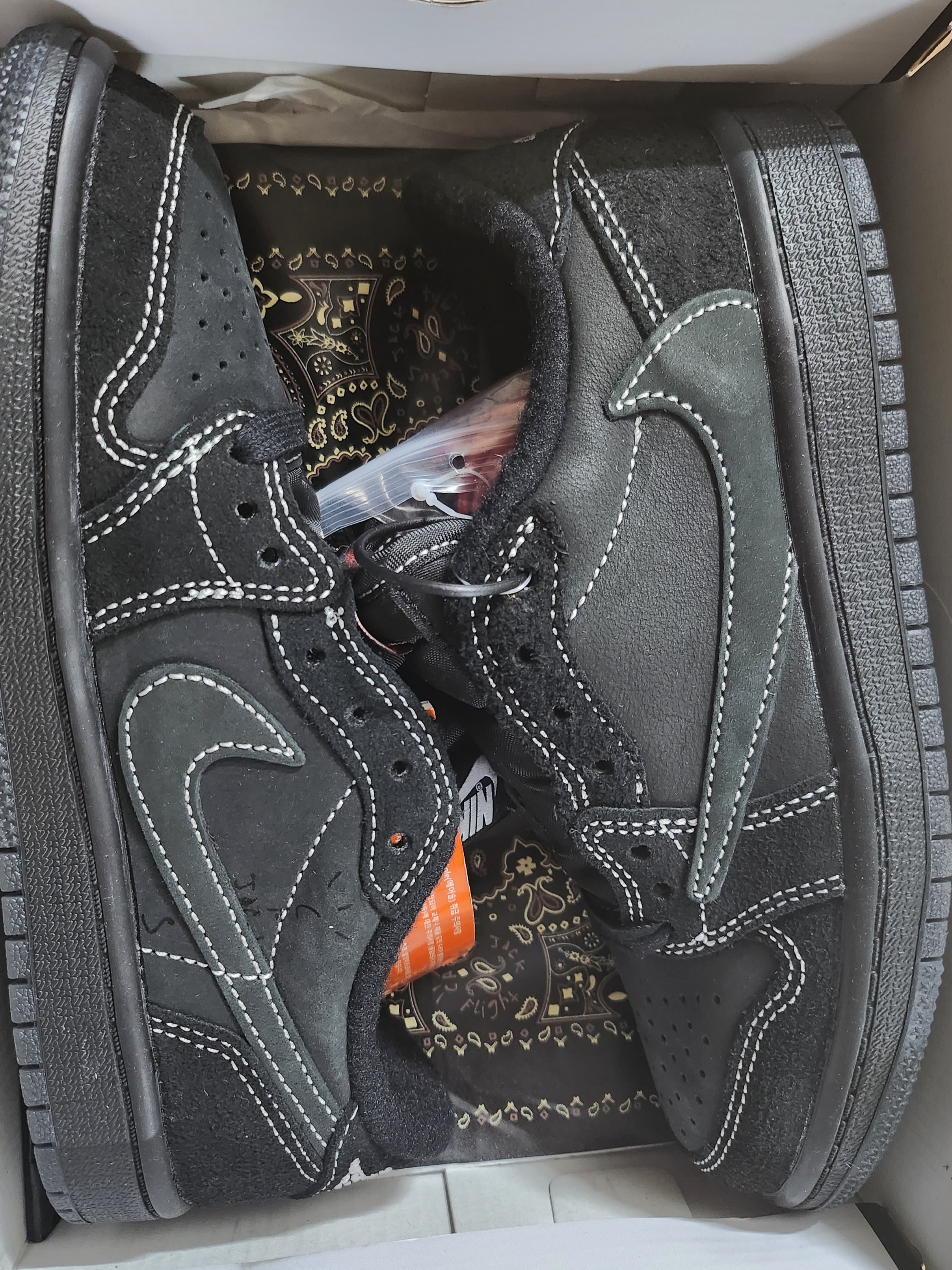 (PS) Jordan 1 x Travis Scott Retro Low OG SP Medium Olive, (PS) Jordan 1 x Travis Scott Retro Low OG SP Black Phantom 착용 스타일 - 1