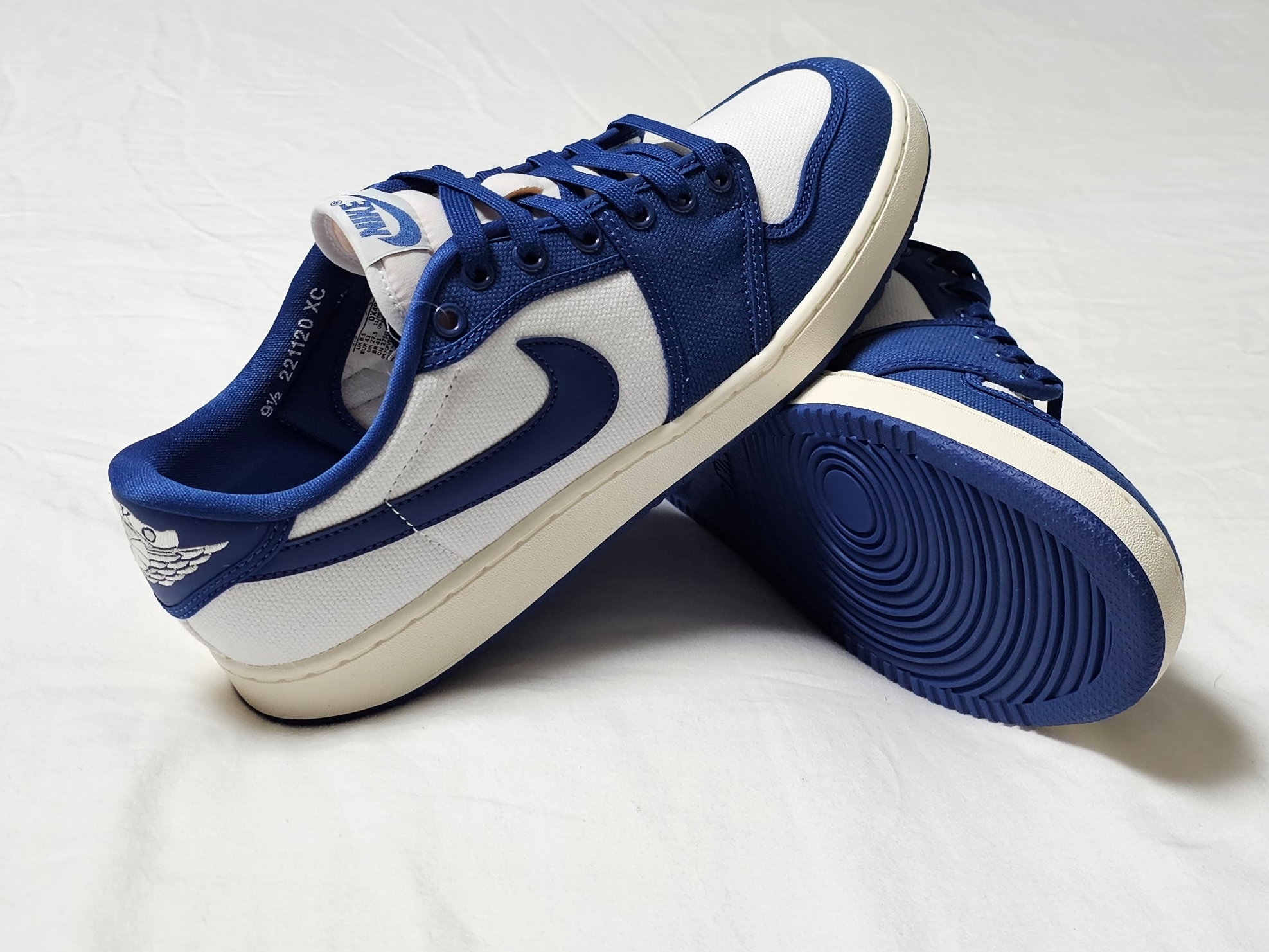 Jordan 1 KO Low White Dark Royal Blue 착용 스타일 - 2