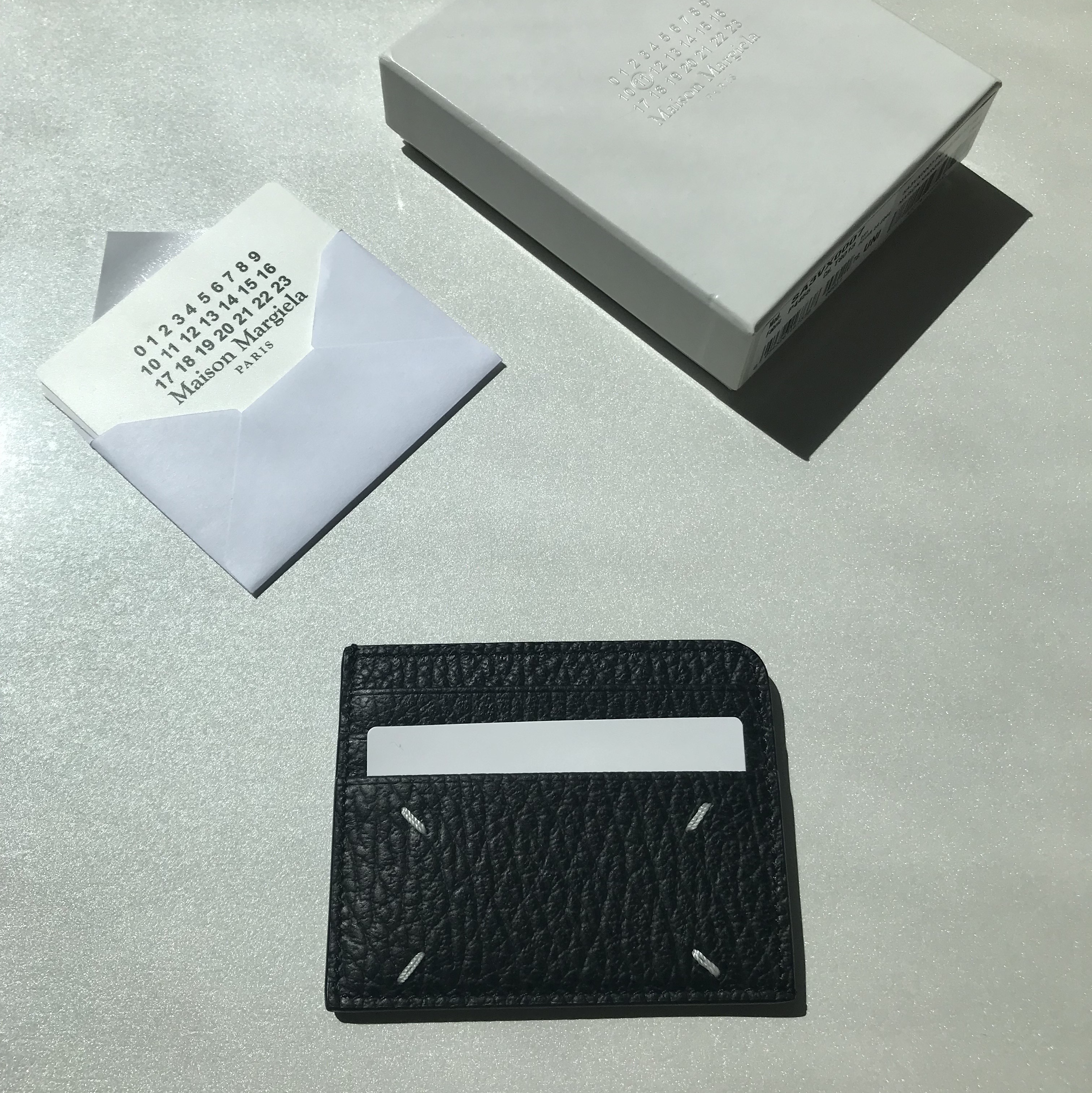 Maison Margiela Stitch Card Holder Black 착용 스타일 - 1