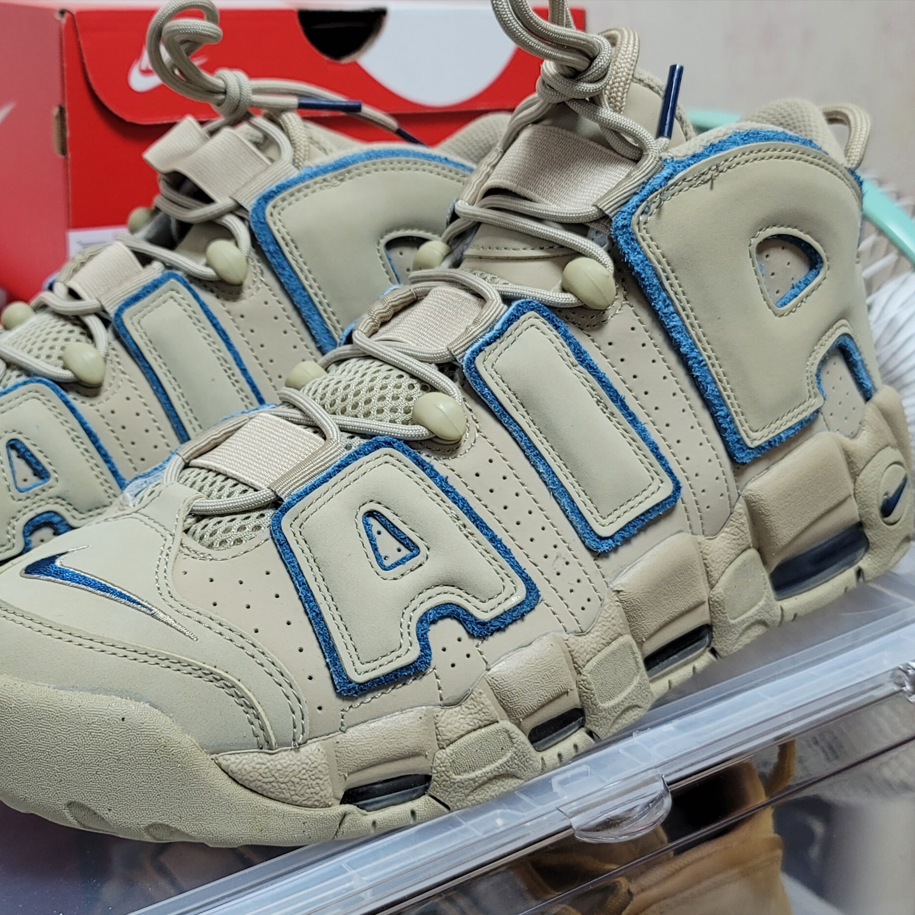 Nike Air More Uptempo Limestone and Valerian Blue 착용 스타일