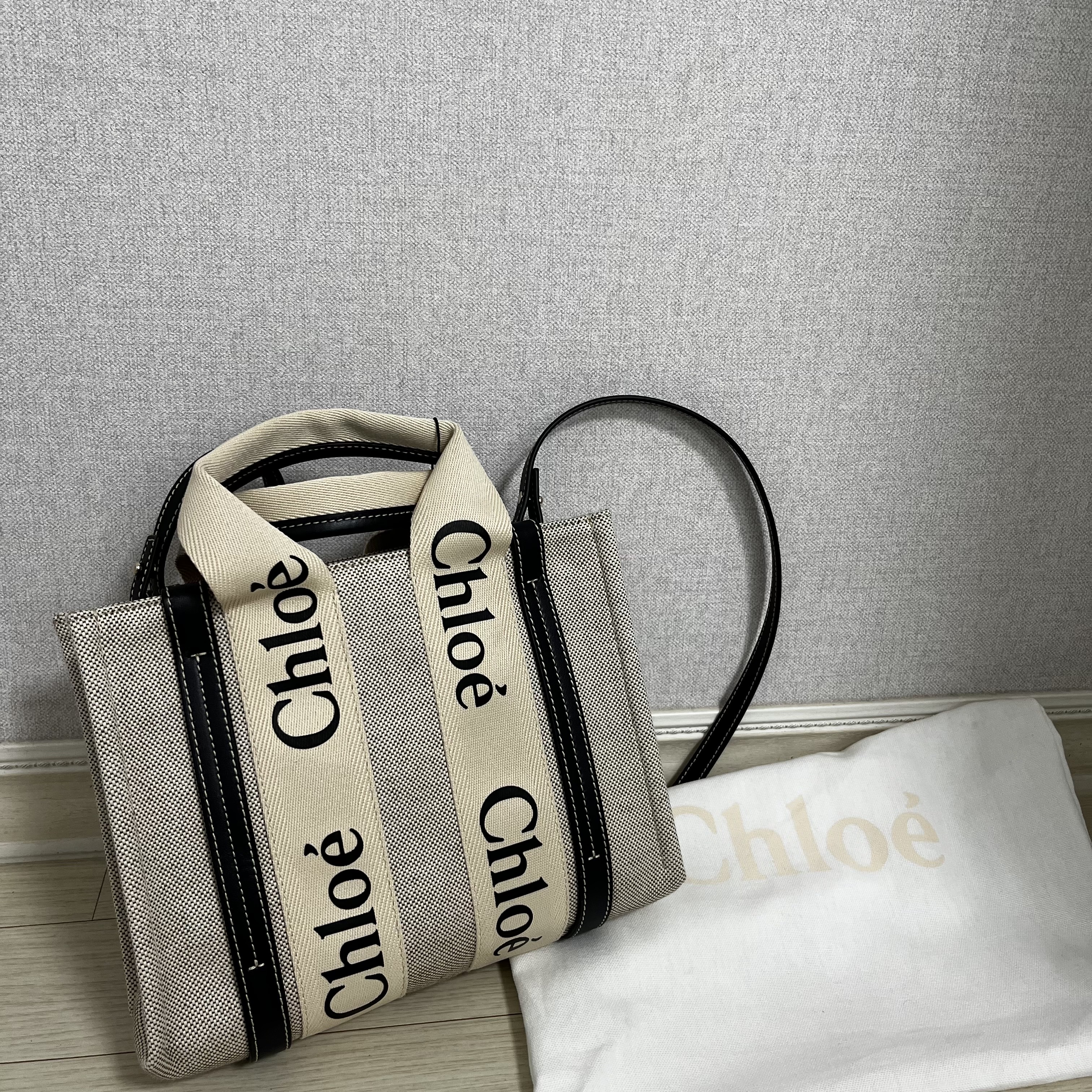Chloe Woody Small Strap Tote Bag White Blue 착용 스타일