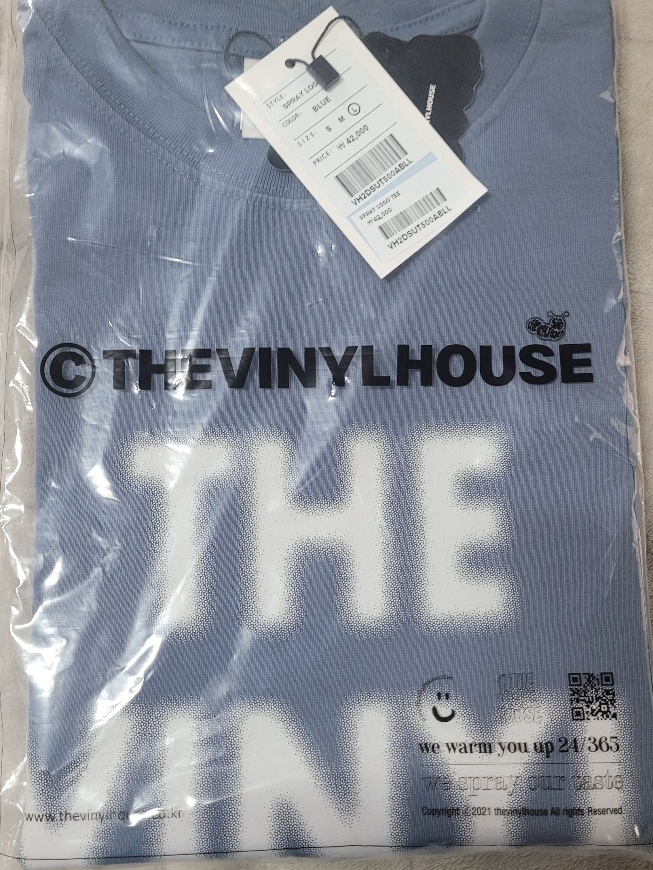 Thevinylhouse Spray Logo T-Shirt Blue 착용 스타일 - 2