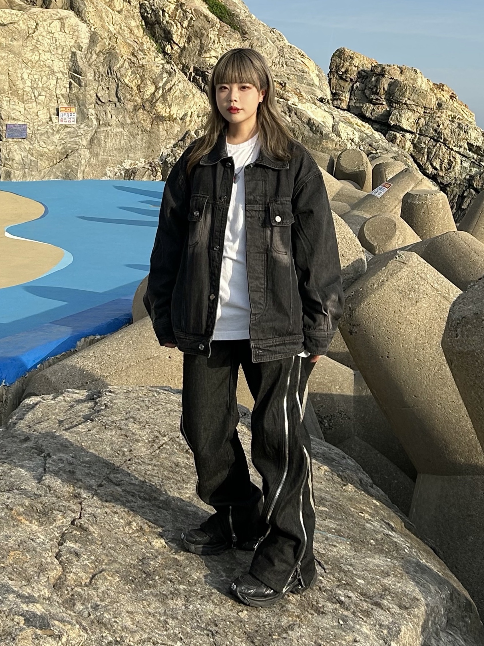Balenciaga Runner Sneakers Monocolor Black 착용 스타일 - 2