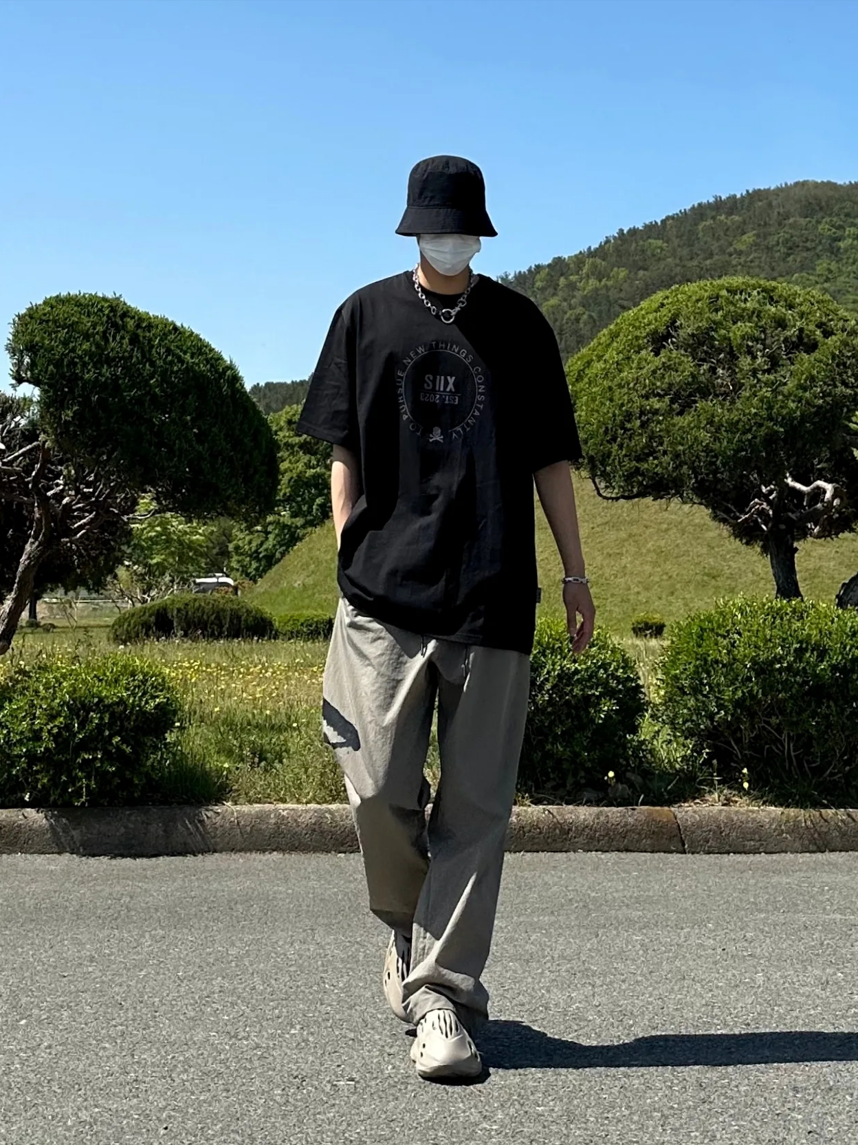 Adidas Yeezy Foam RNNR Stone Sage 착용 스타일 - 3