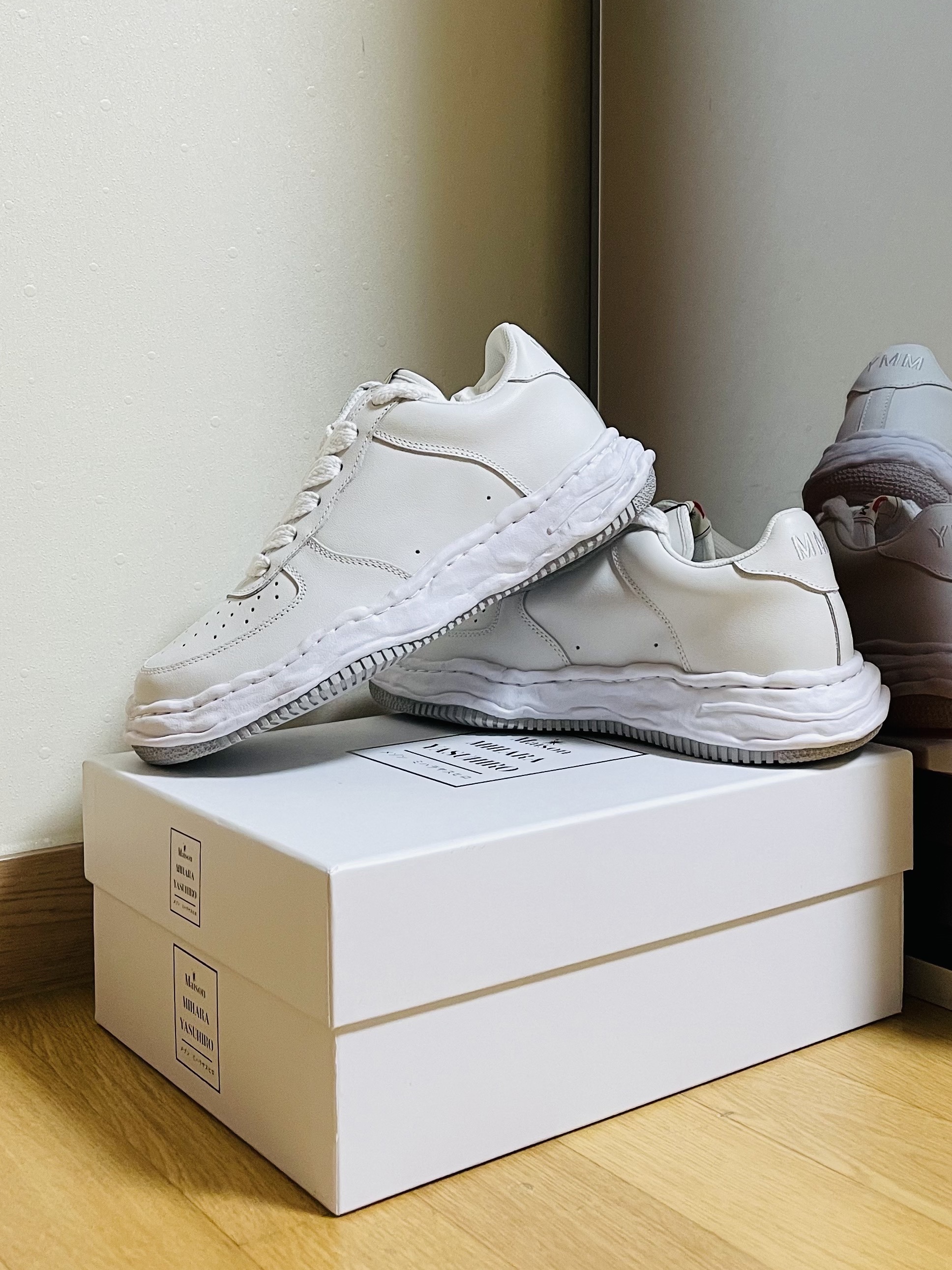 Maison Mihara Yasuhiro Wayne OG Sole Leather Low-top Sneakers White 착용 스타일