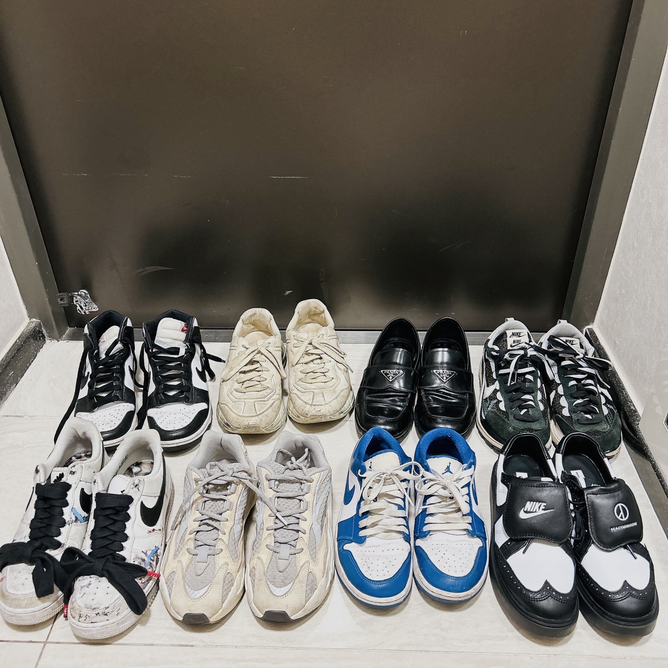 Gucci Rhyton Leather Sneakers Logo, Prada Chocolate Brushed Leather Loafers Black 착용 스타일