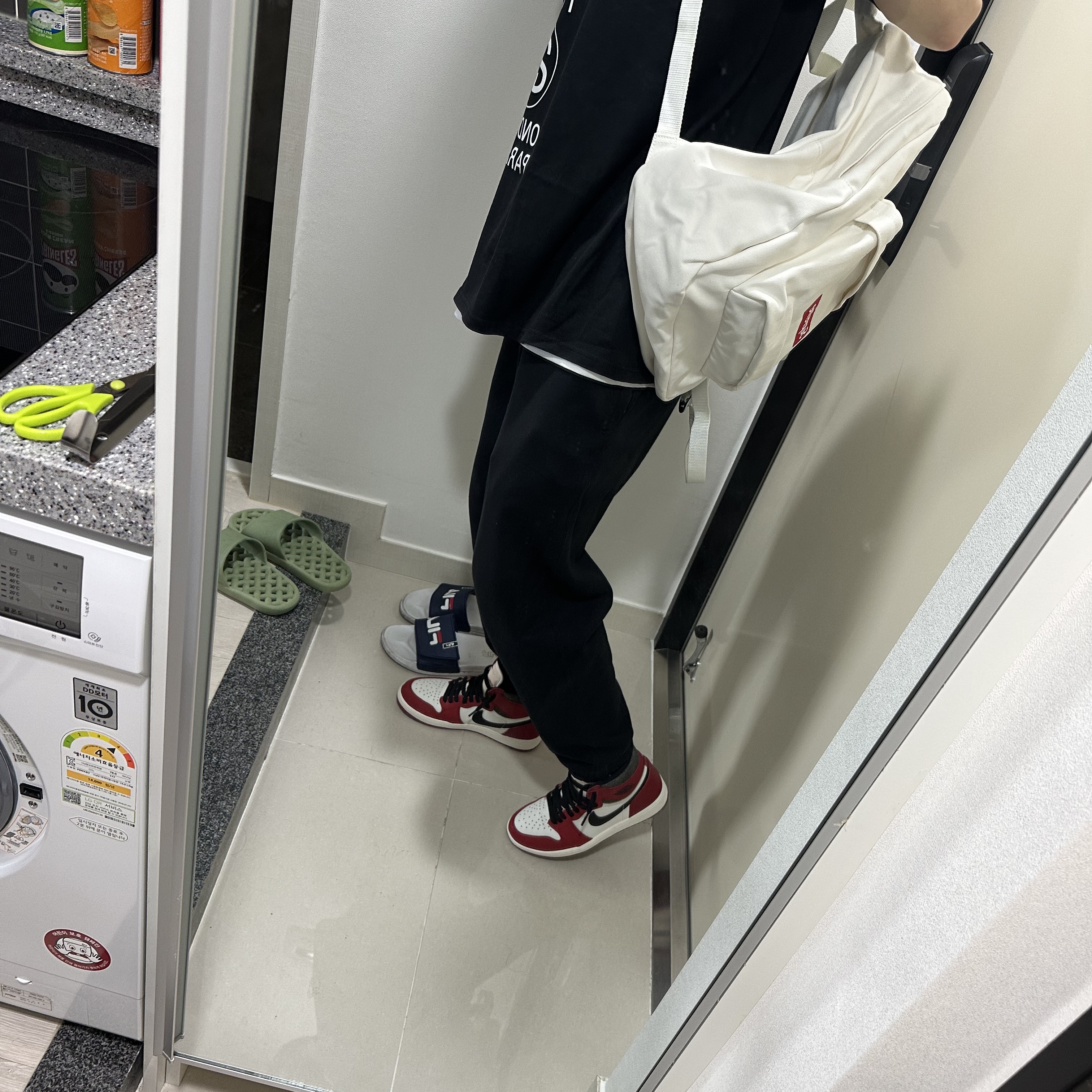 Supreme Canvas Backpack White, Stussy World Tour T-Shirt Black 착용 스타일