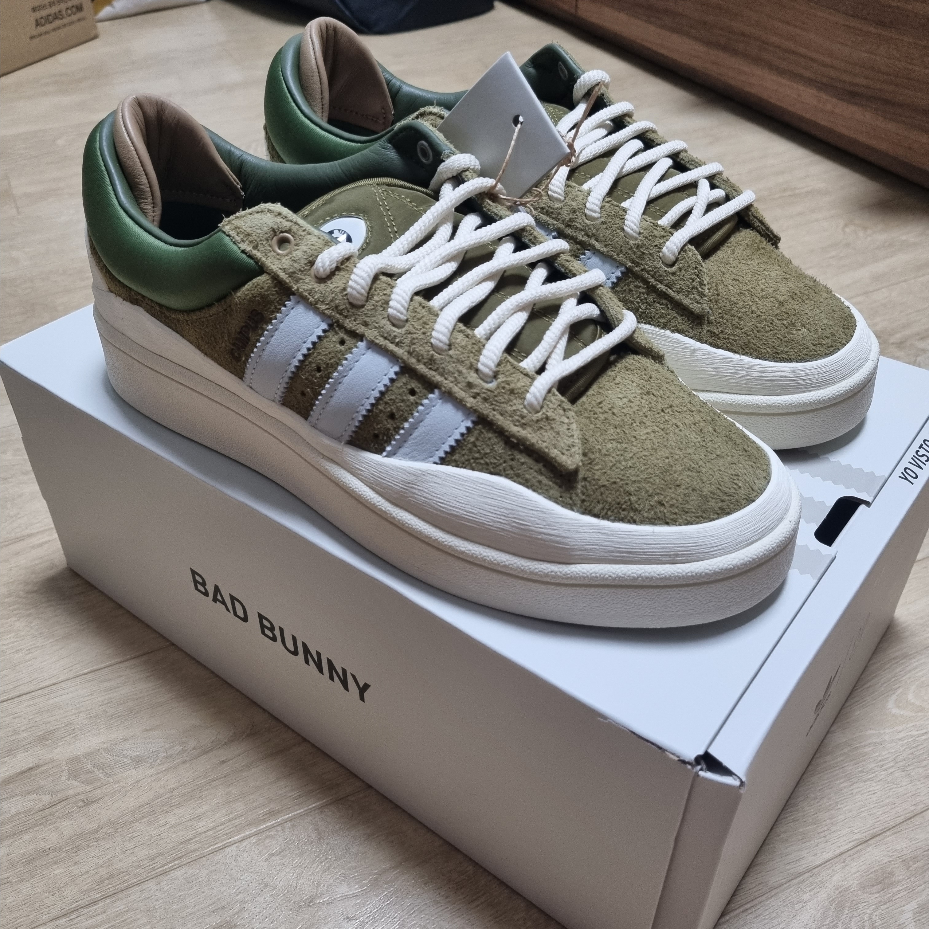 Adidas x Bad Bunny Campus Wild Moss 착용 스타일 - 1