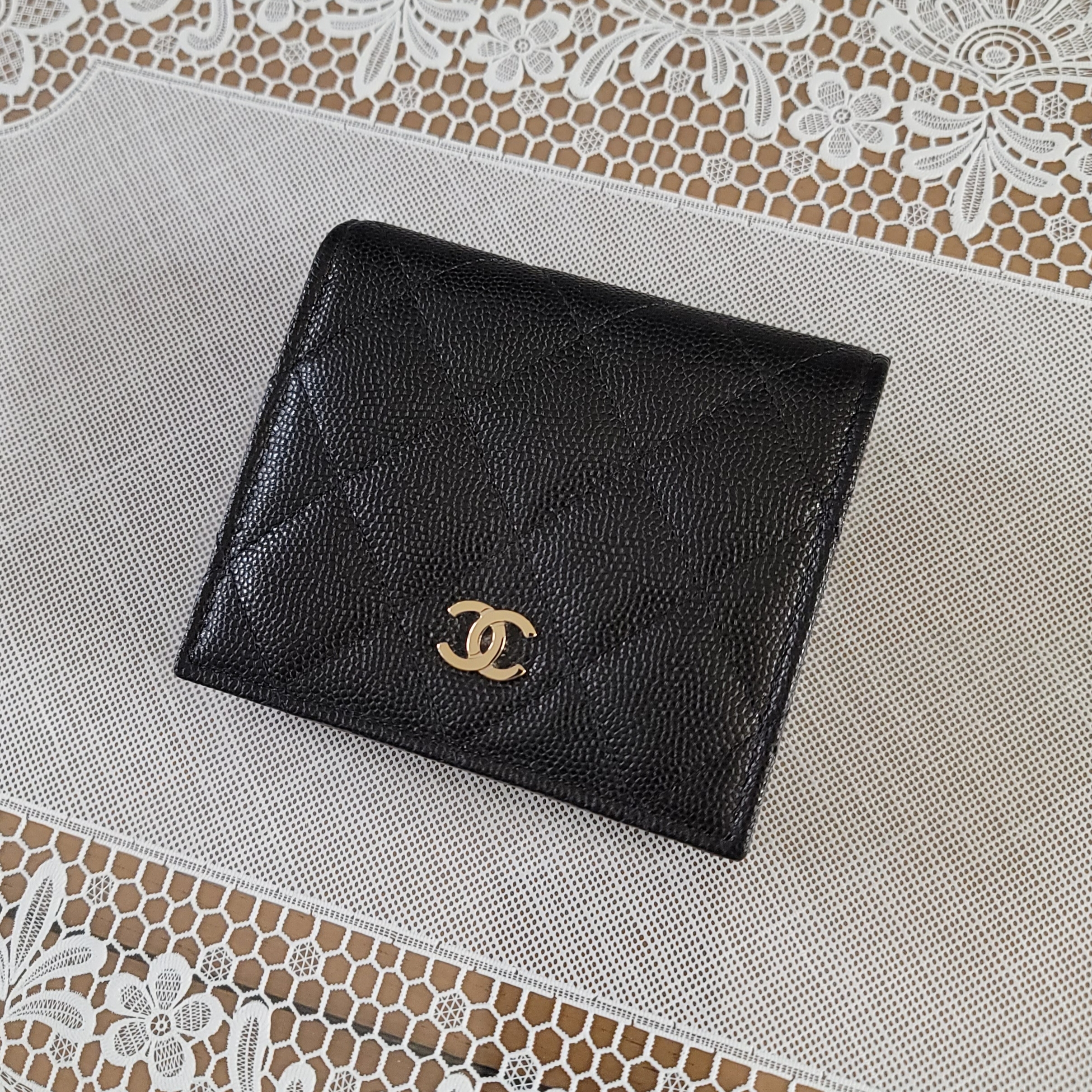 Chanel Small Flap Wallet Grained Calfskin & Gold Black 착용 스타일