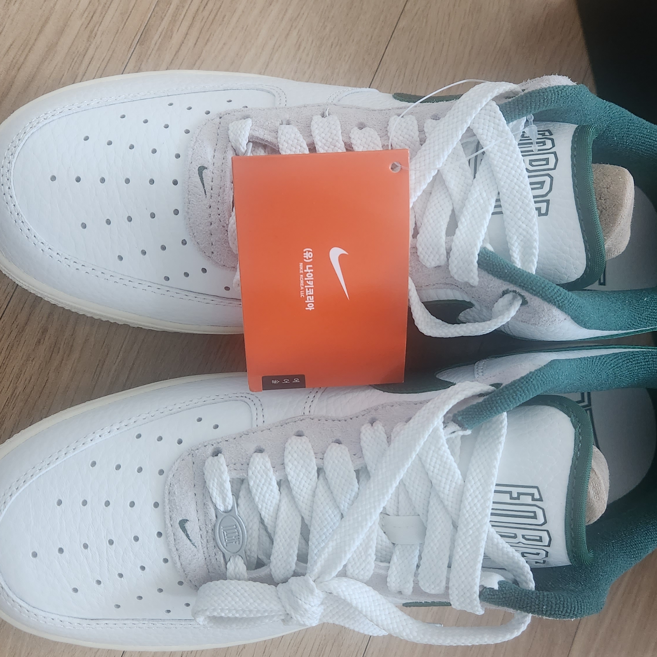 (W) Nike Air Force 1 '07 LX Summit White Gorge Green 착용 스타일 - 2