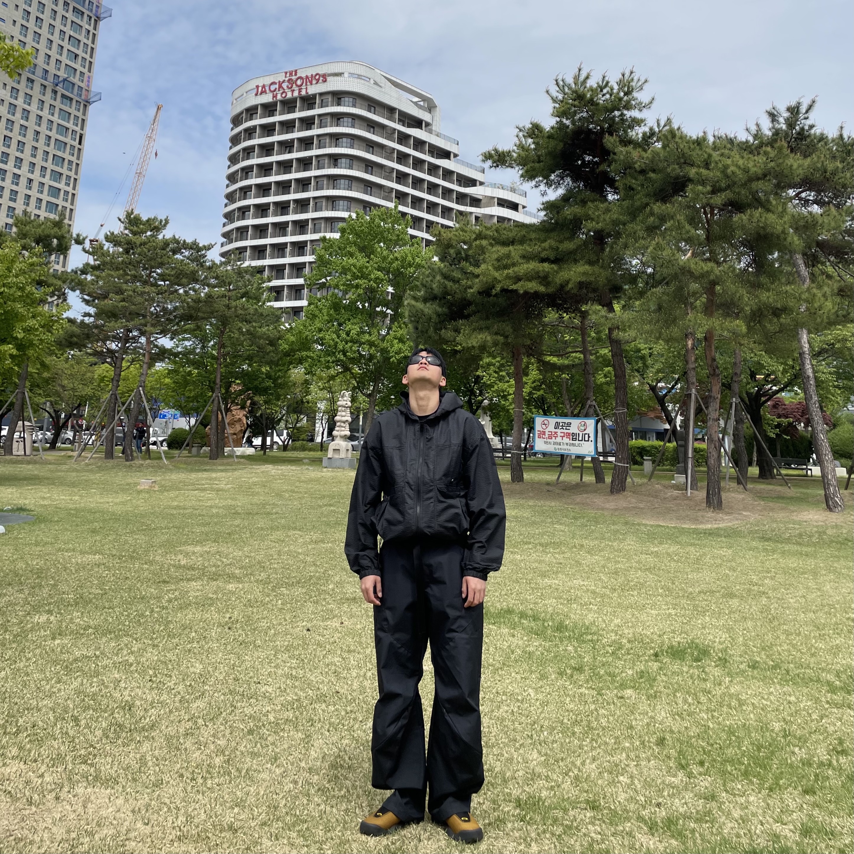 Oakley Factory Team x Brain Dead Jacquard Flesh Yellow Black 착용 스타일