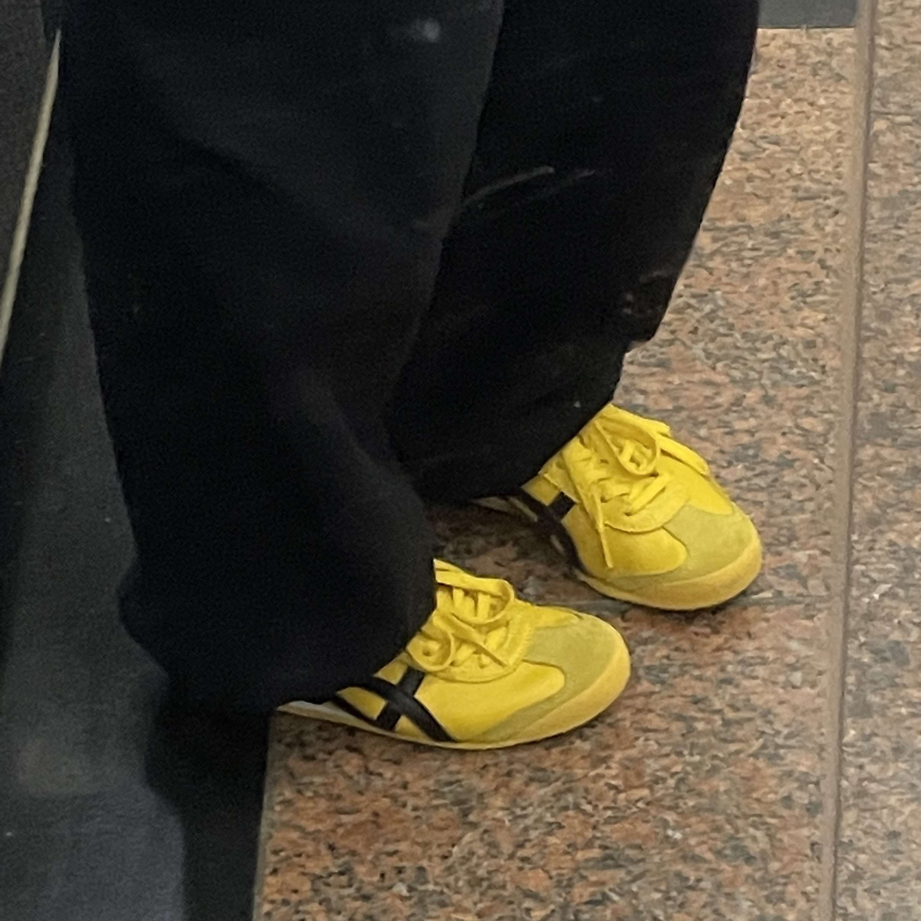 Onitsuka Tiger Mexico 66 Yellow Black 착용 스타일 - 1