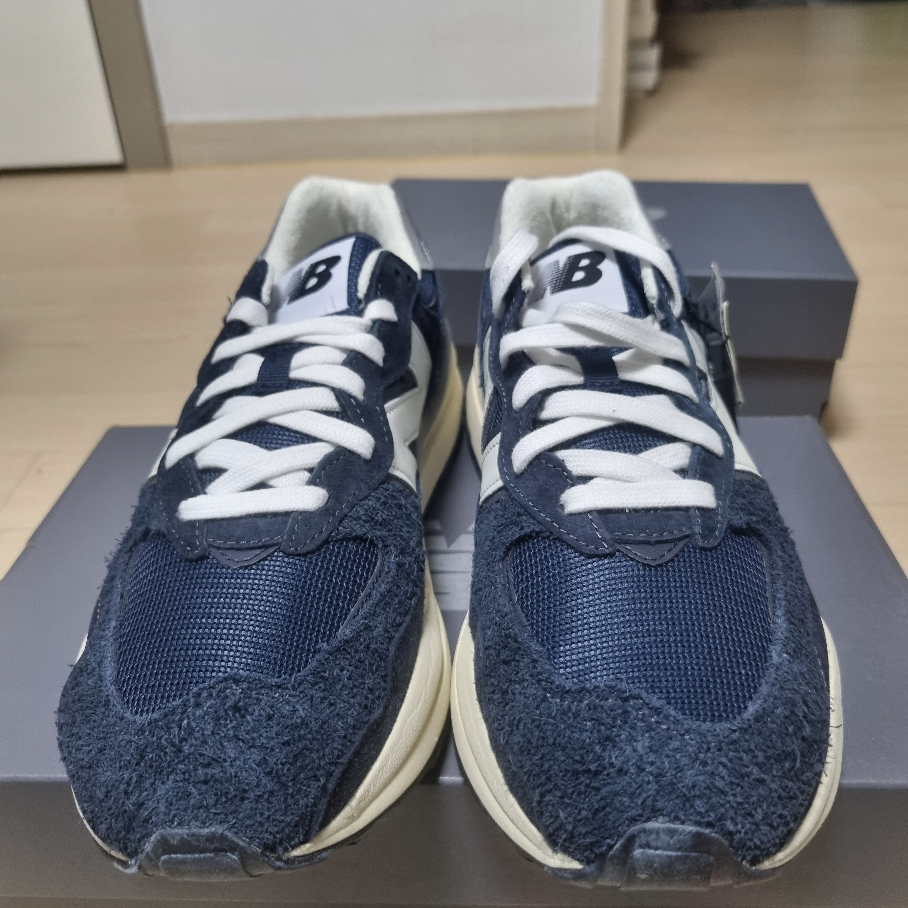 New Balance 5740 Vintage Lux Eclipse 착용 스타일 - 2