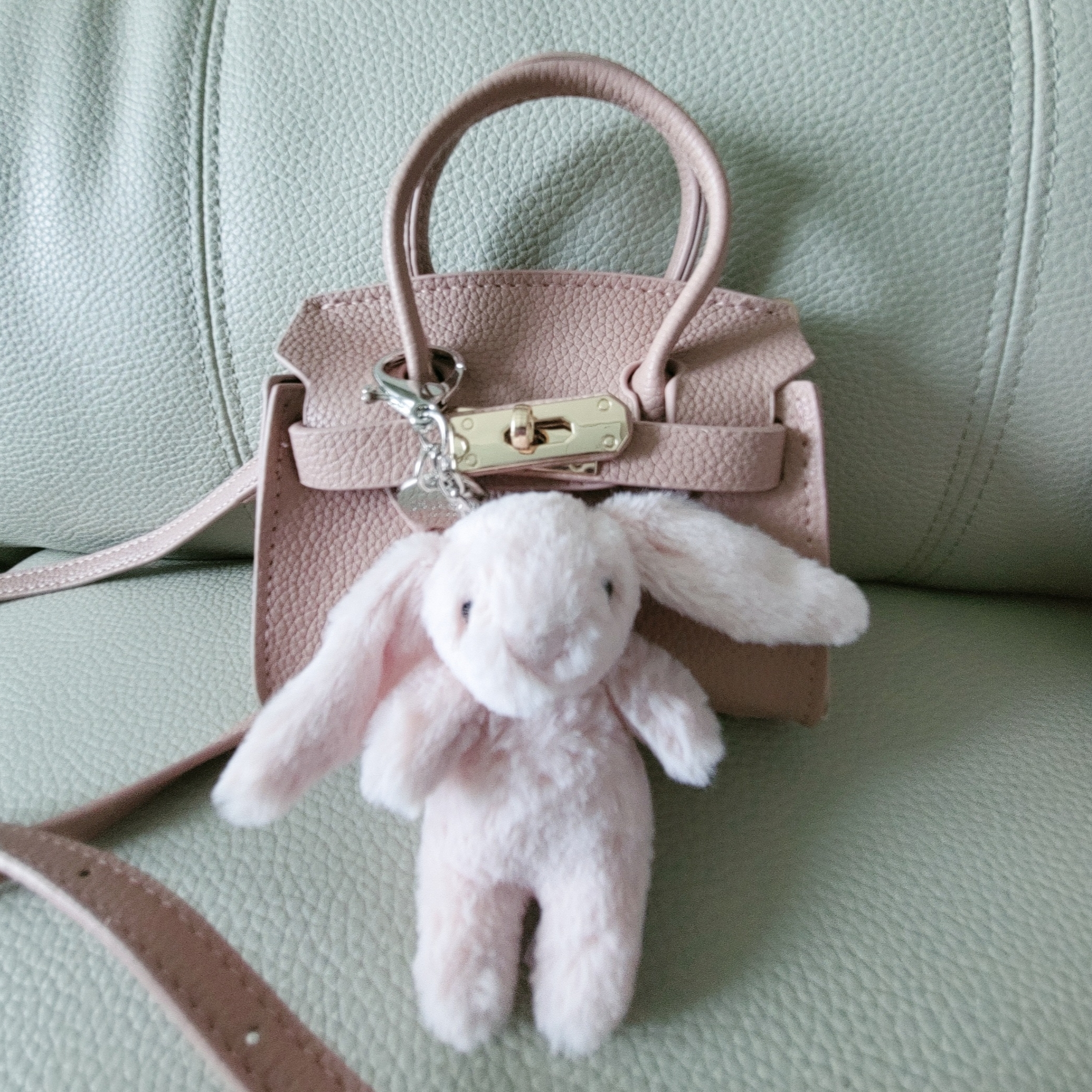 Jellycat Bashful Bunny Bag Charm Blush 착용 스타일 - 2