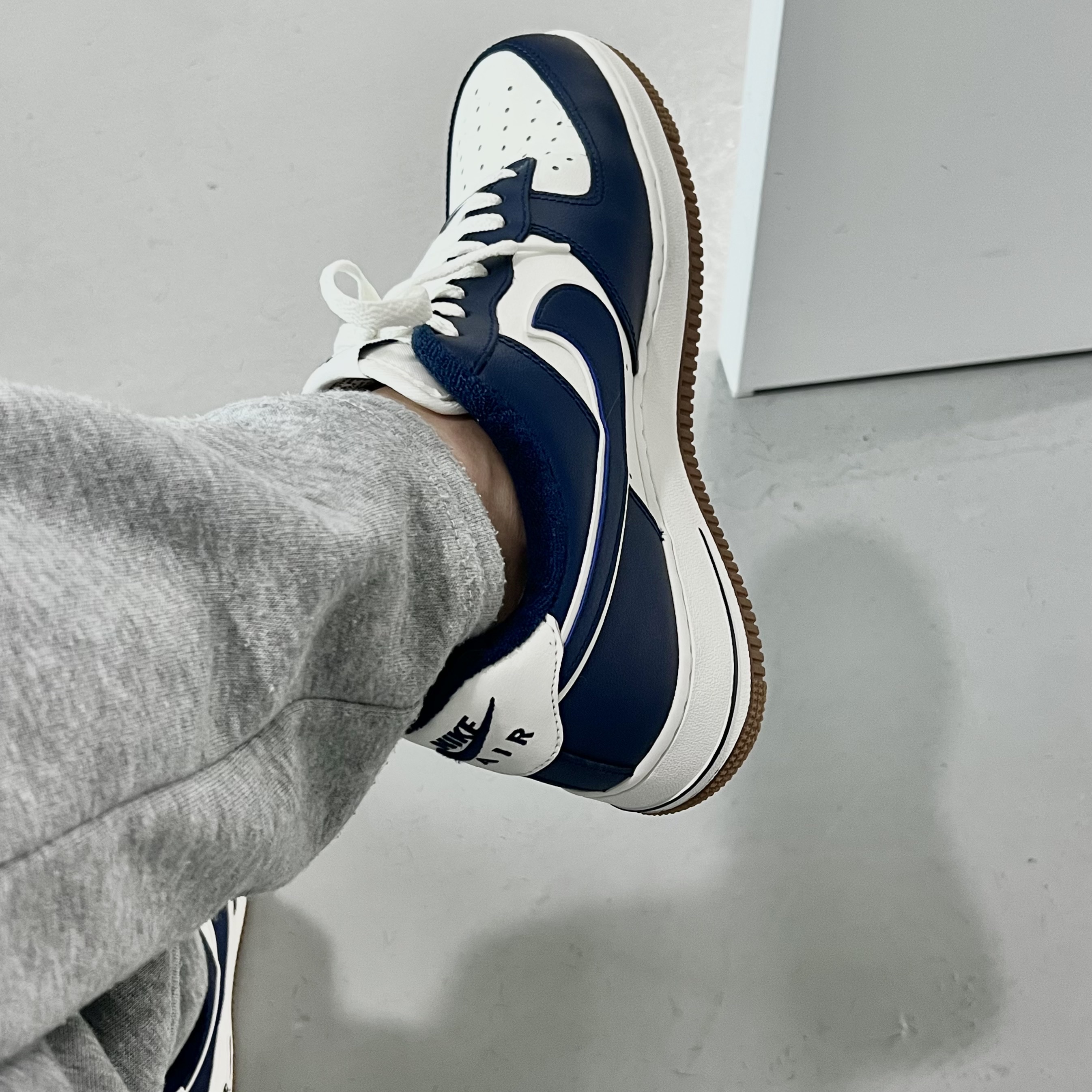 Nike Air Force 1 '07 LV8 Midnight Navy 착용 스타일