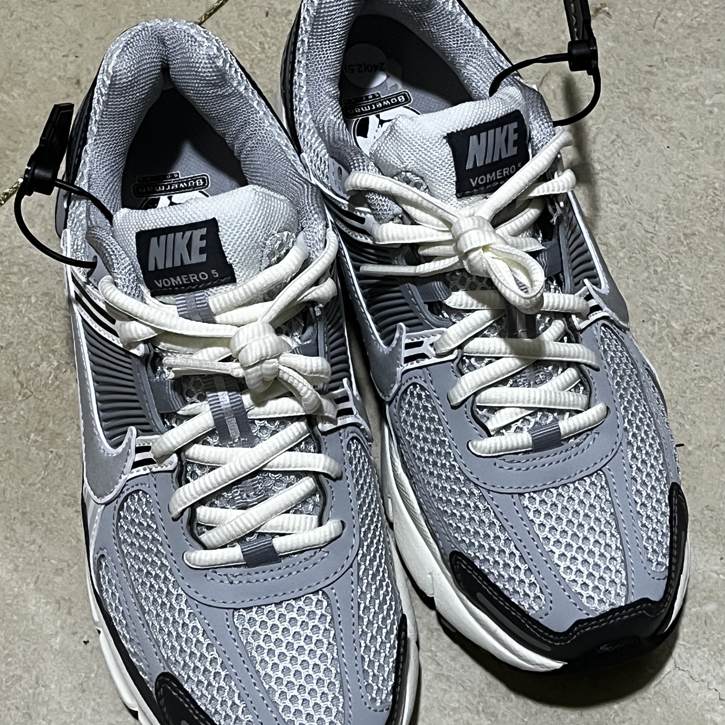 (W) Nike Zoom Vomero 5 Pure Platinum Metallic Silver 착용 스타일 - 2