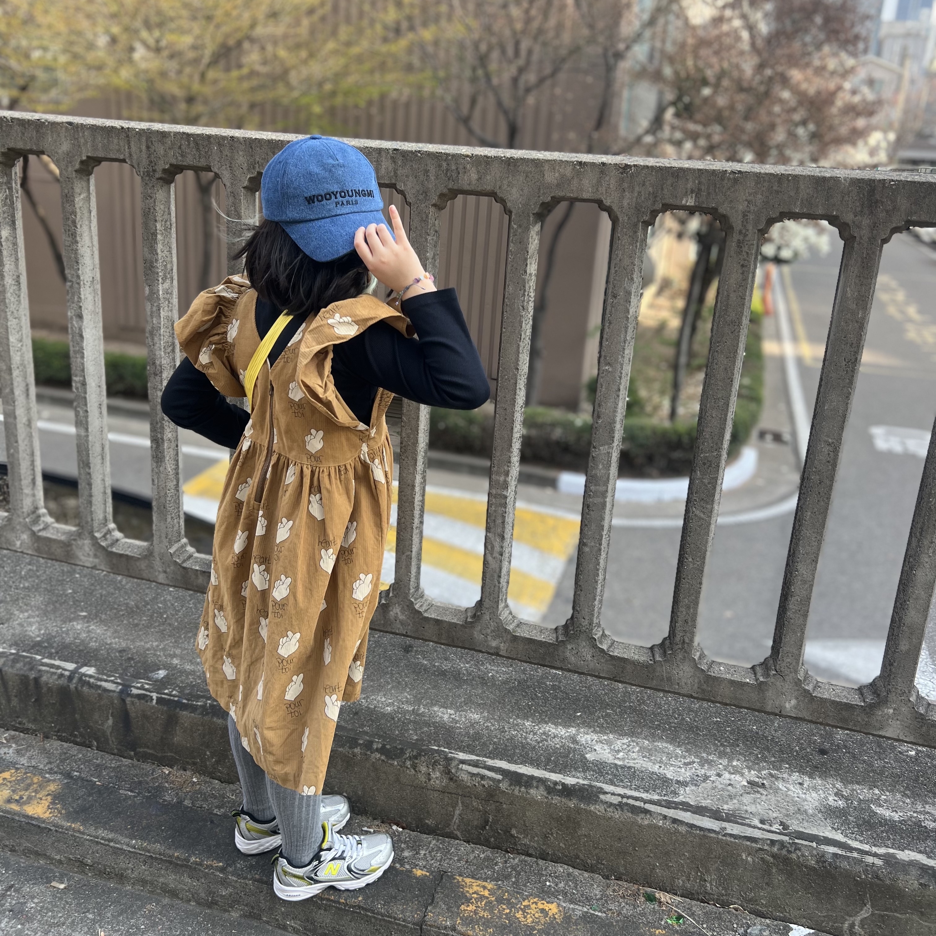 우영미 블랙 백로고 티셔츠 핑크 - 22FW, 우영미 블랙 자수 로고 볼캡 블루 데님 - 22FW 착용 스타일 - 2