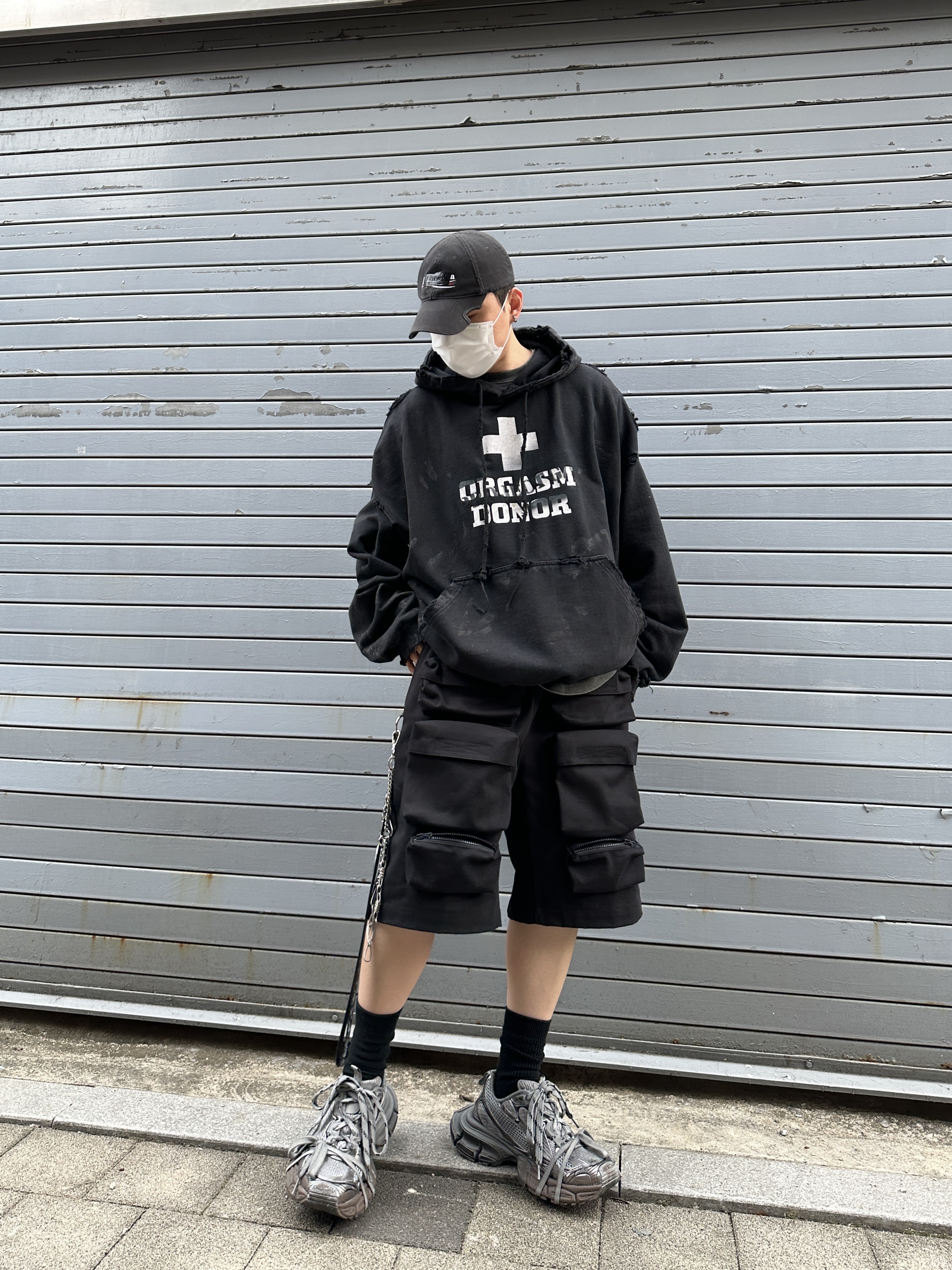 프로젝트 G/R 베리파이드 오르가즘 도너 후드 더티 블랙, 발렌시아가 개퍼 캡 블랙 착용 스타일 - 3