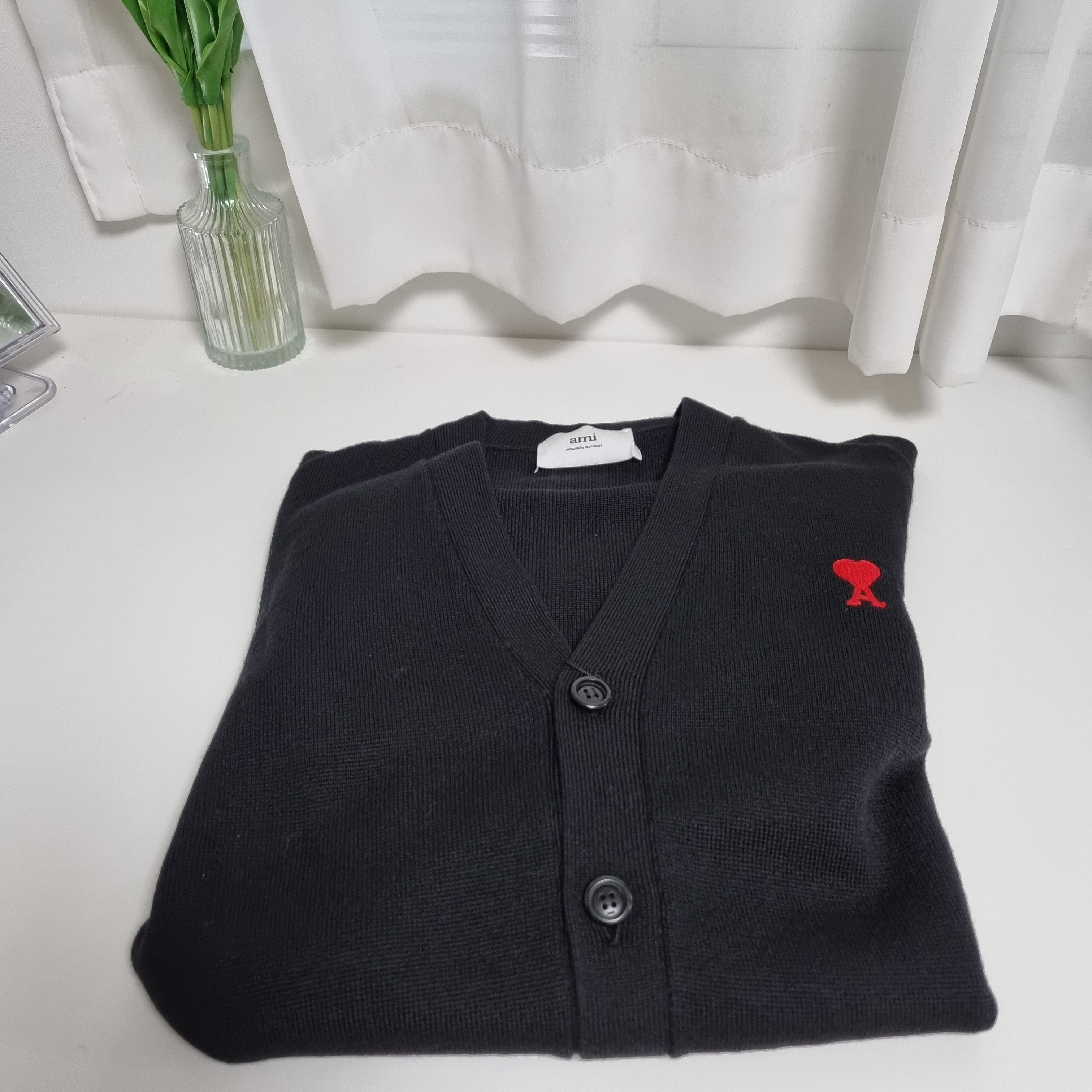 AMI de Coeur Wool Cardigan Black 착용 스타일