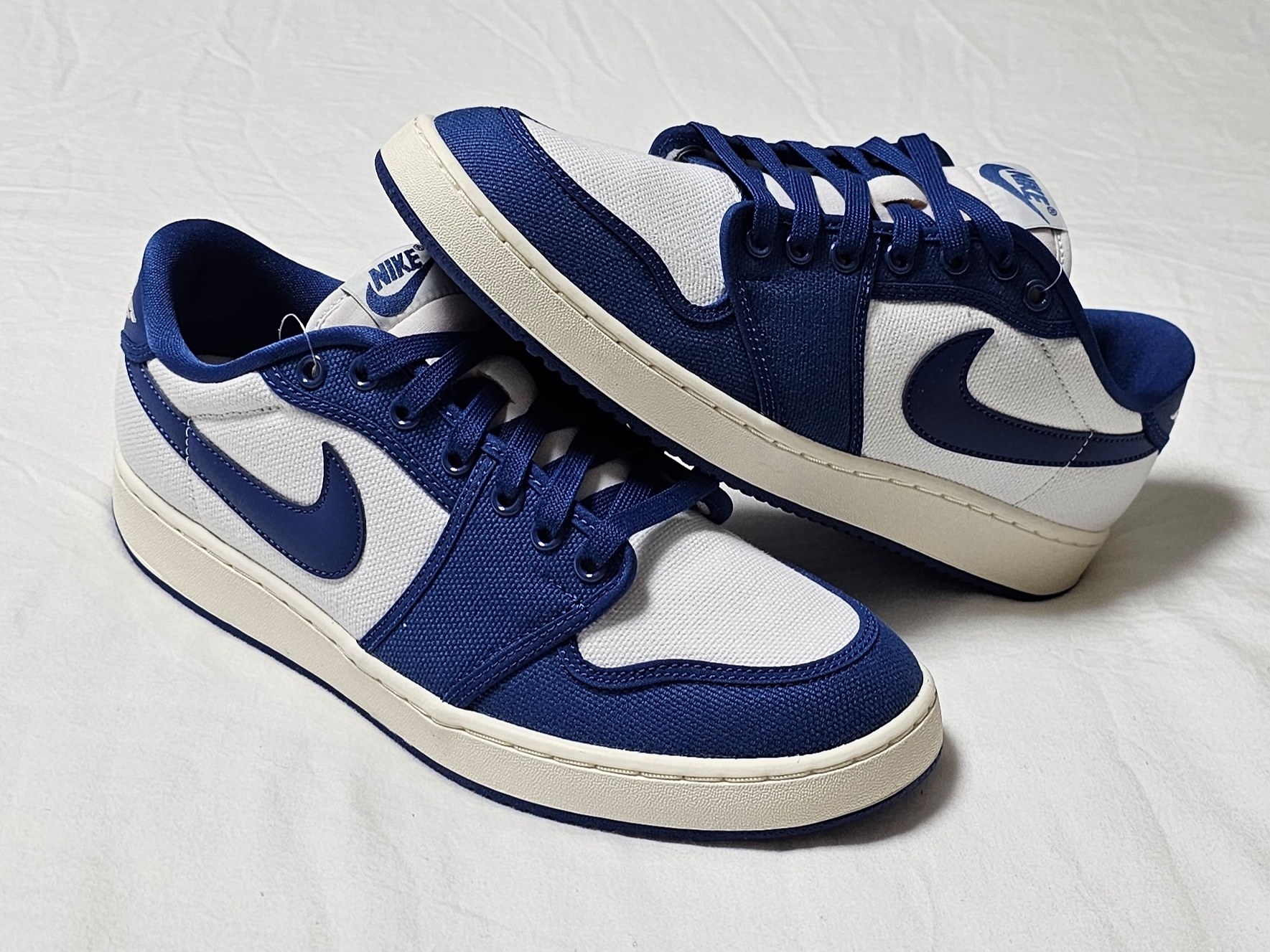 Jordan 1 KO Low White Dark Royal Blue 착용 스타일 - 4
