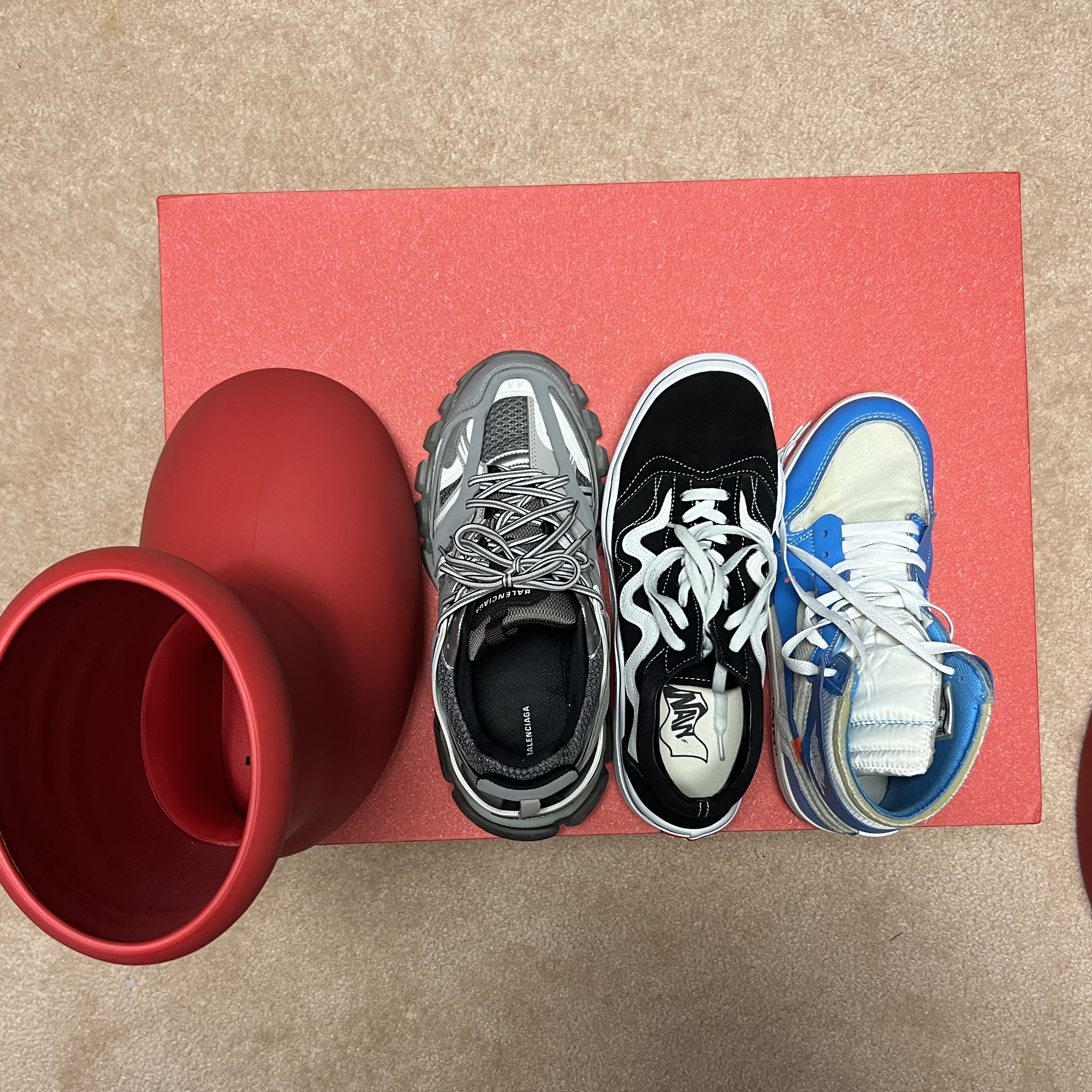 Balenciaga Track Sneakers Grey White 2019, Jordan 1 x Off-White Retro High University Blue 착용 스타일