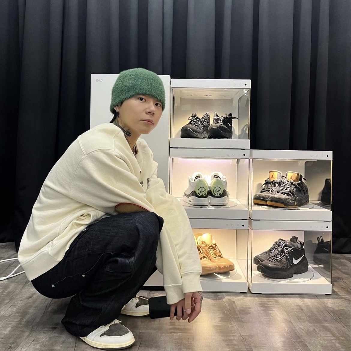 Jordan 1 x Travis Scott Retro Low OG SP Sail and Ridgerock 착용 스타일 - 1