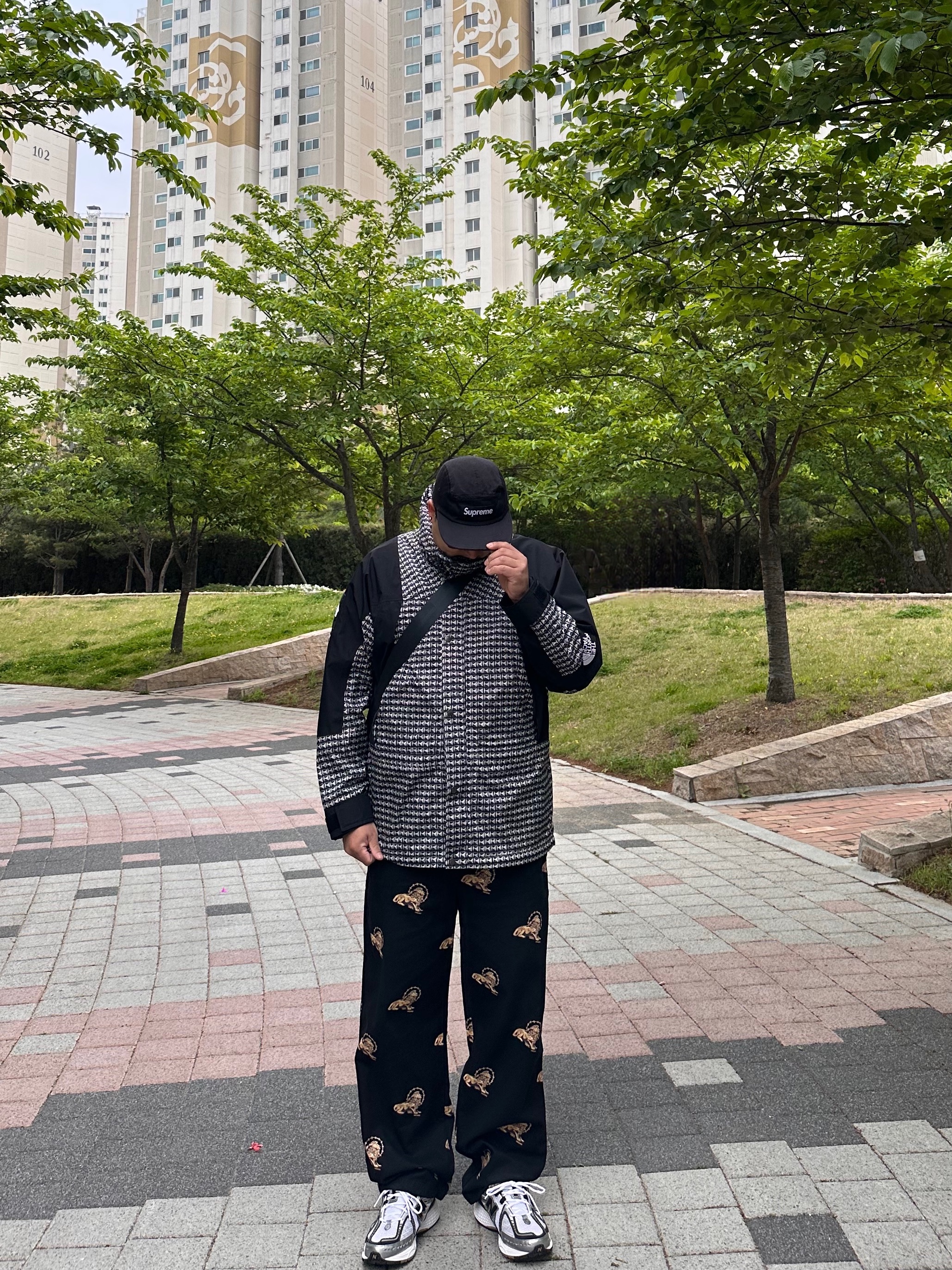 New Balance 1906R White Gold, Supreme x The North Face Studded Mountain Light Jacket Black - 21SS 착용 스타일 - 2