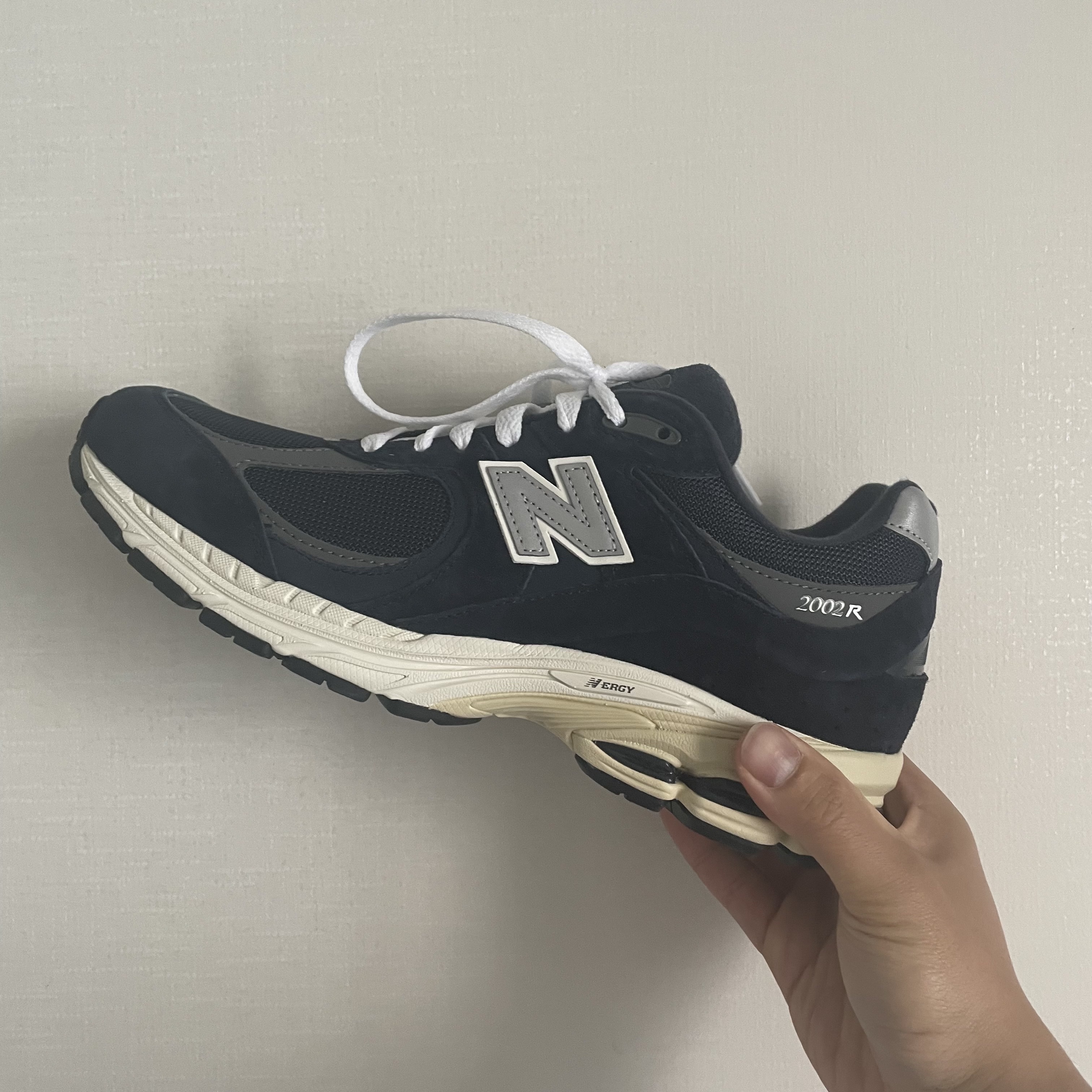 New Balance 2002R Eclipse Castlerock 착용 스타일