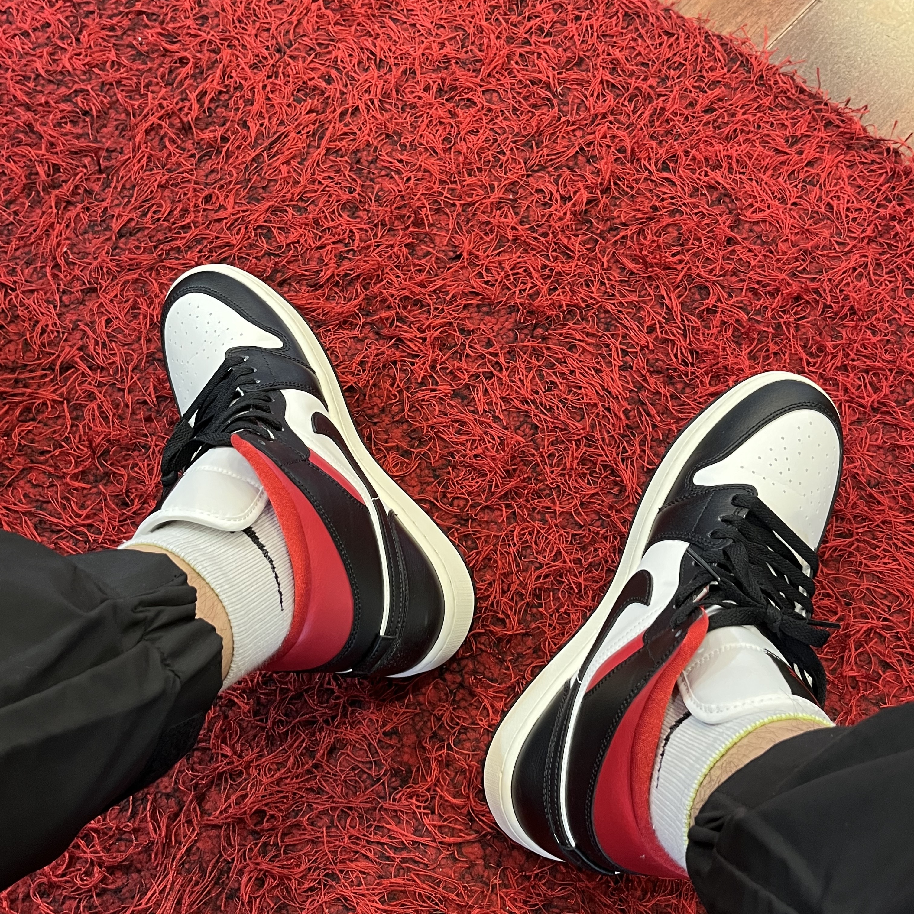 (W) Jordan 1 Mid Black Gym Red 착용 스타일
