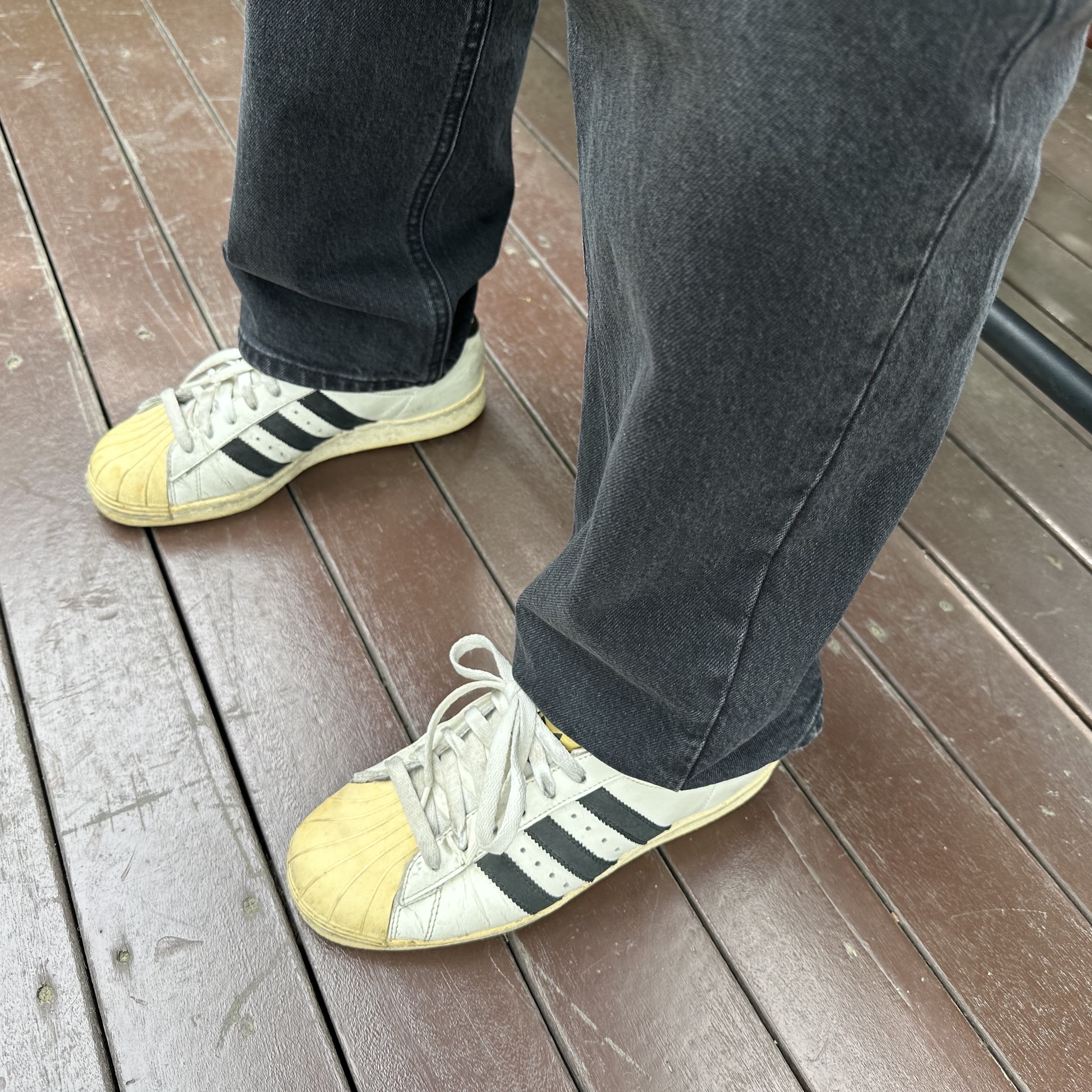 Adidas Superstar 80s Deluxe Vintage White Black 착용 스타일