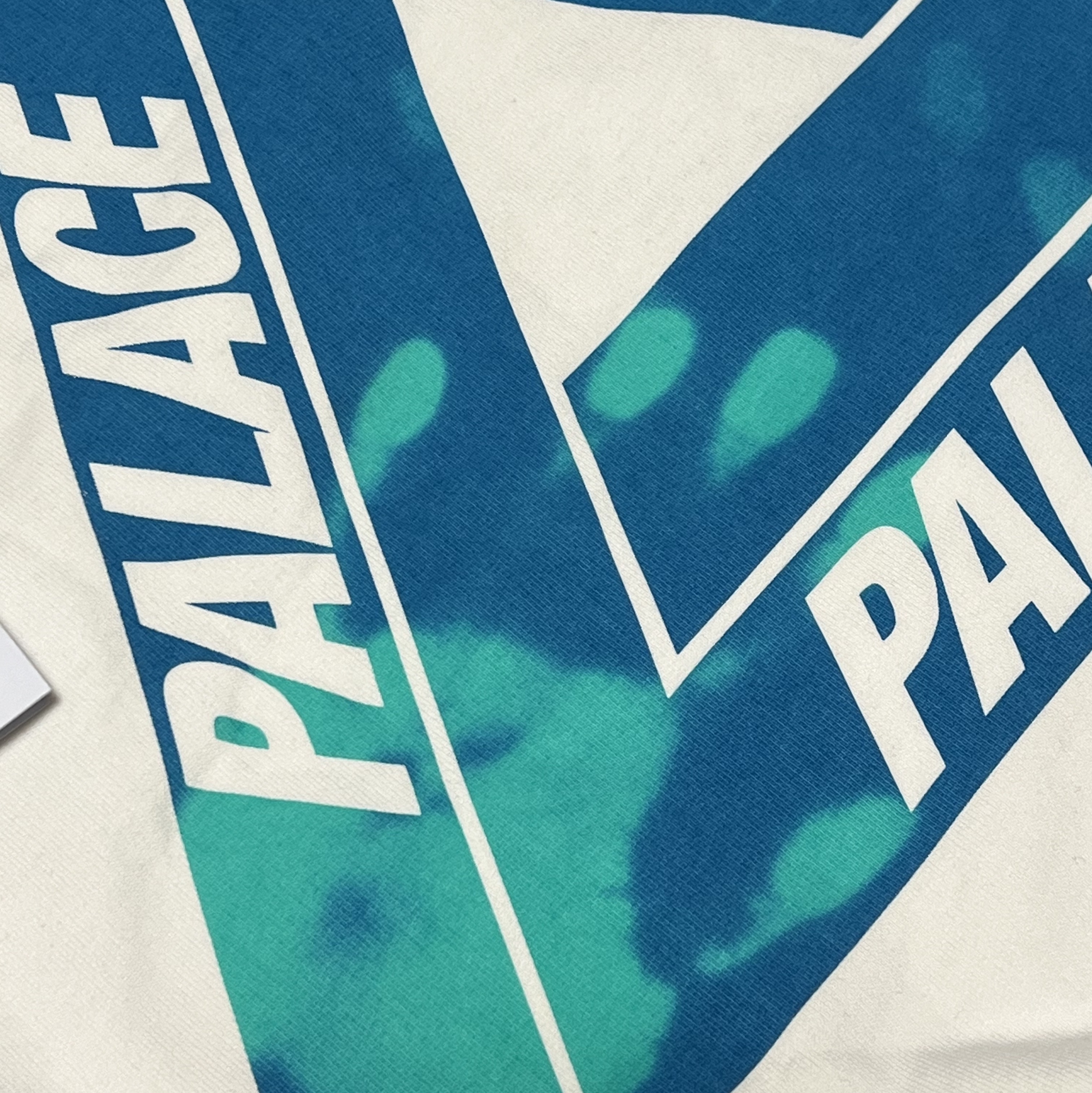 Palace Reacto Tri-Ferg Hood White - 23SS 착용 스타일