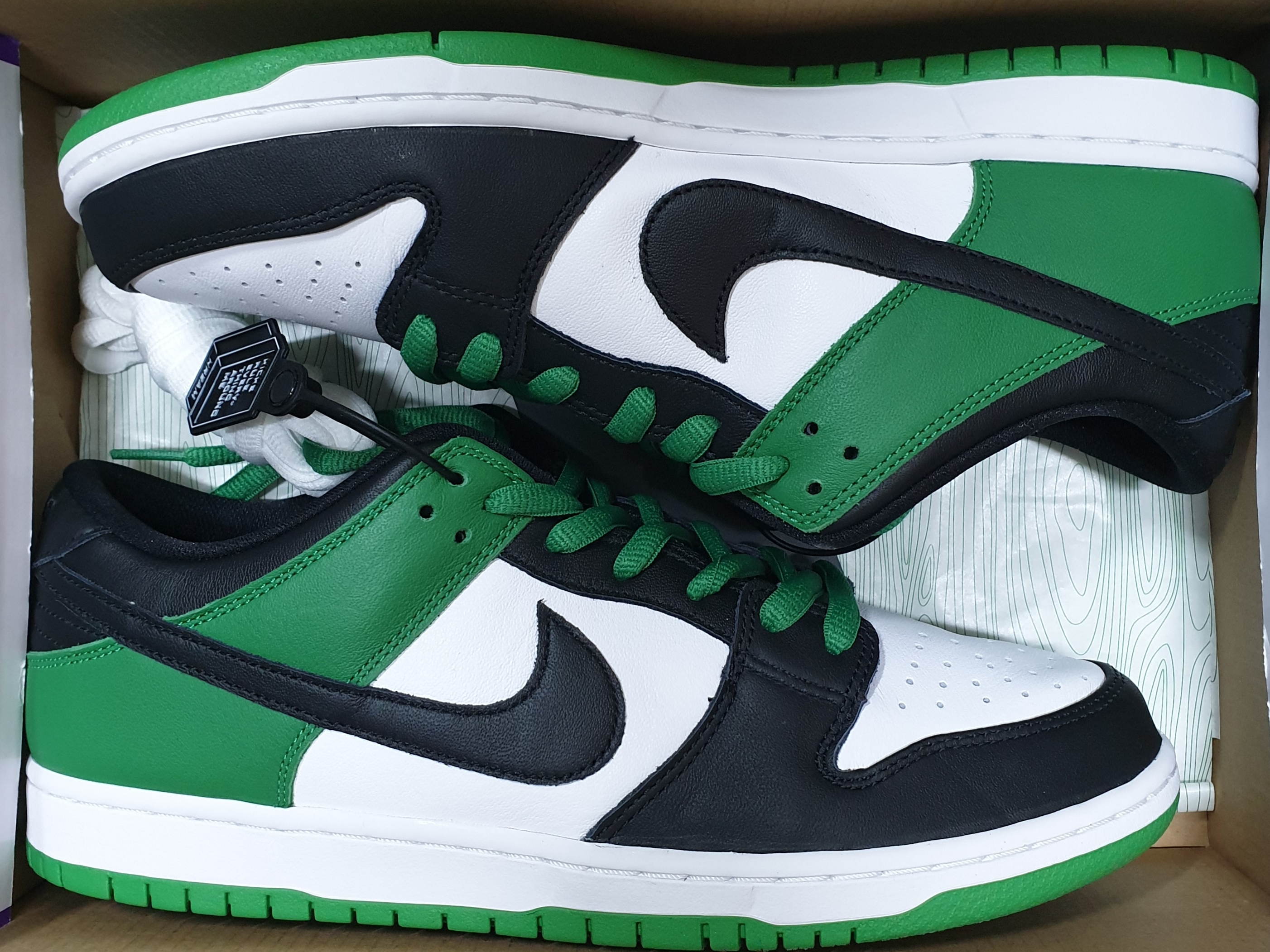 Nike SB Dunk Low Pro Black and Classic Green 착용 스타일