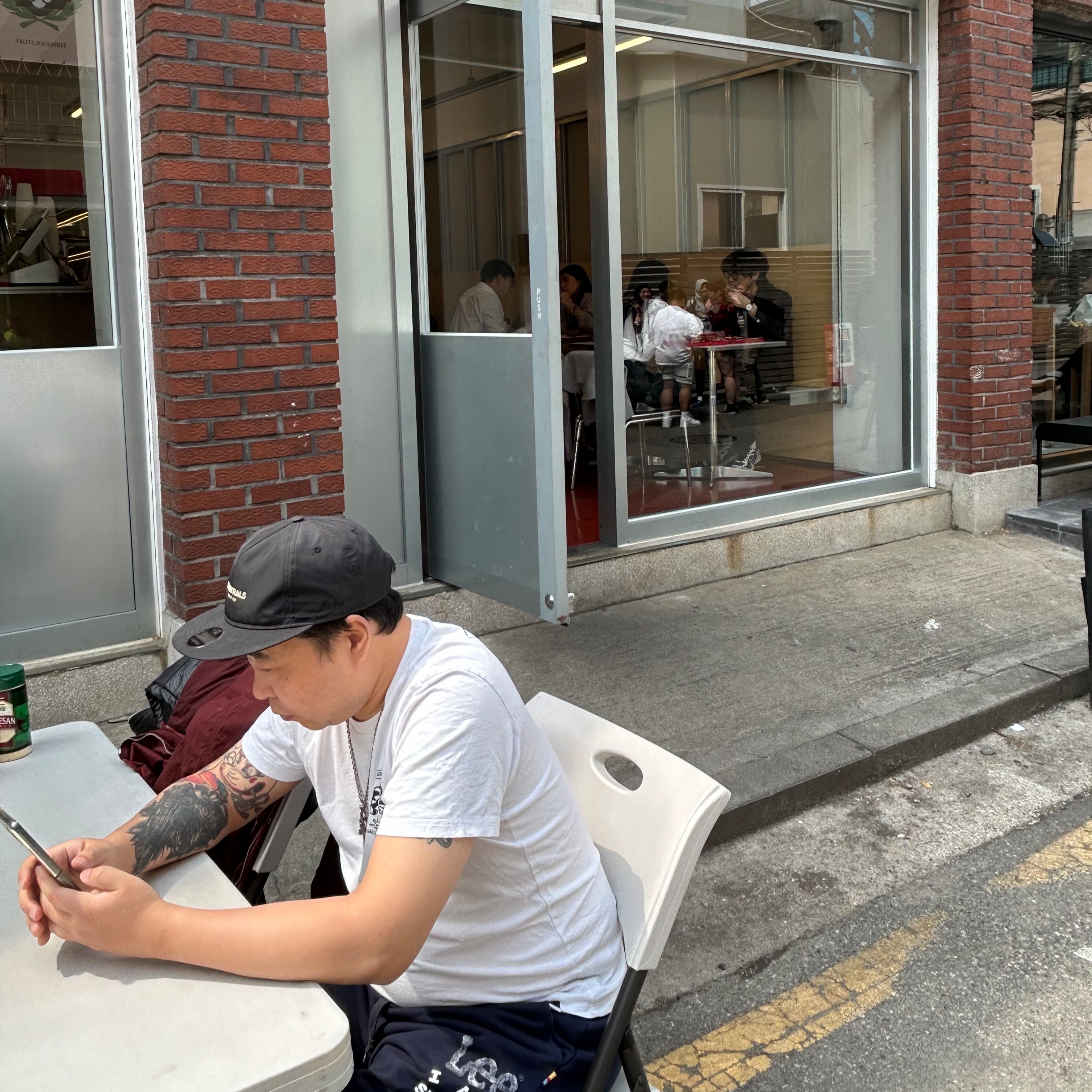 IAB Studio x Lee Pigment Sweatpants Indigo Navy, Essentials x New Era Retro Crown Strapback Black 착용 스타일