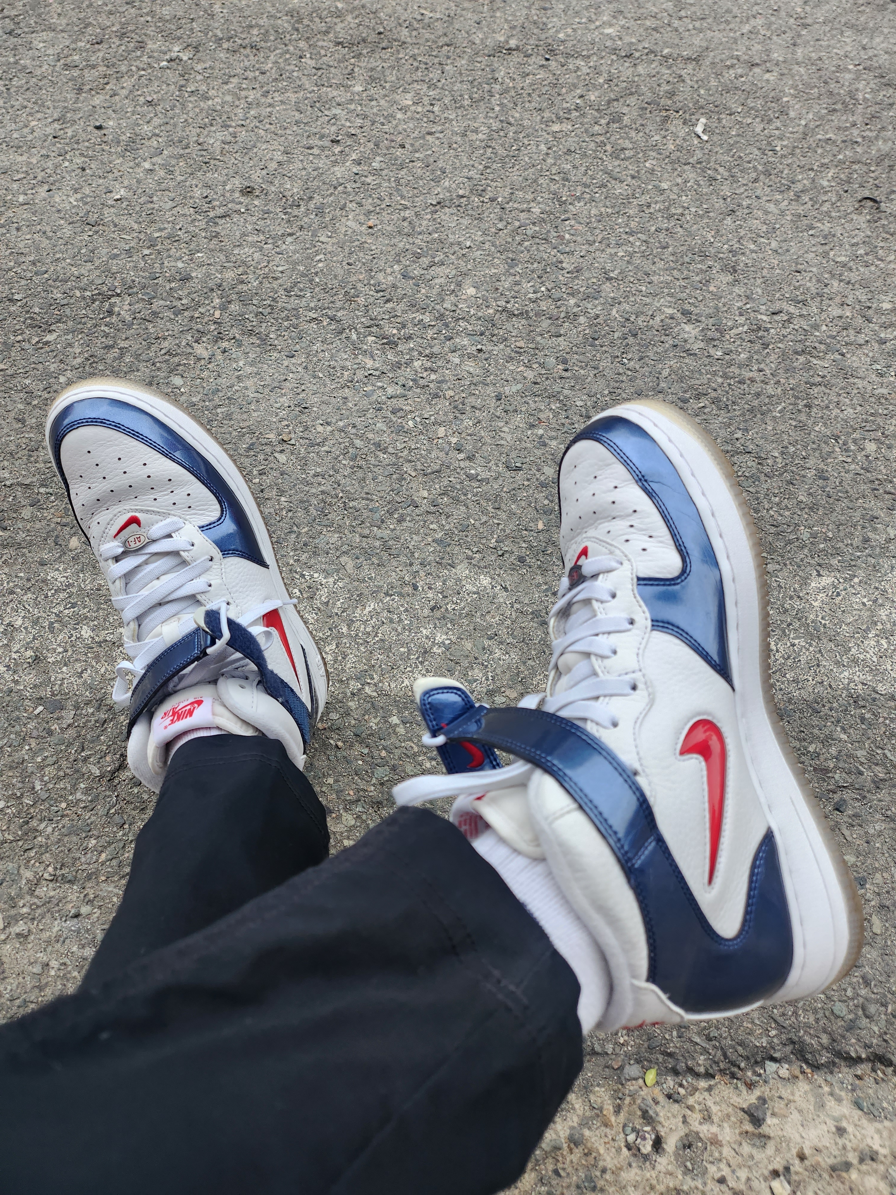 Nike Air Force 1 Mid QS University Red and Midnight Navy, Nike Futura Corduroy Bucket Black 착용 스타일 - 4