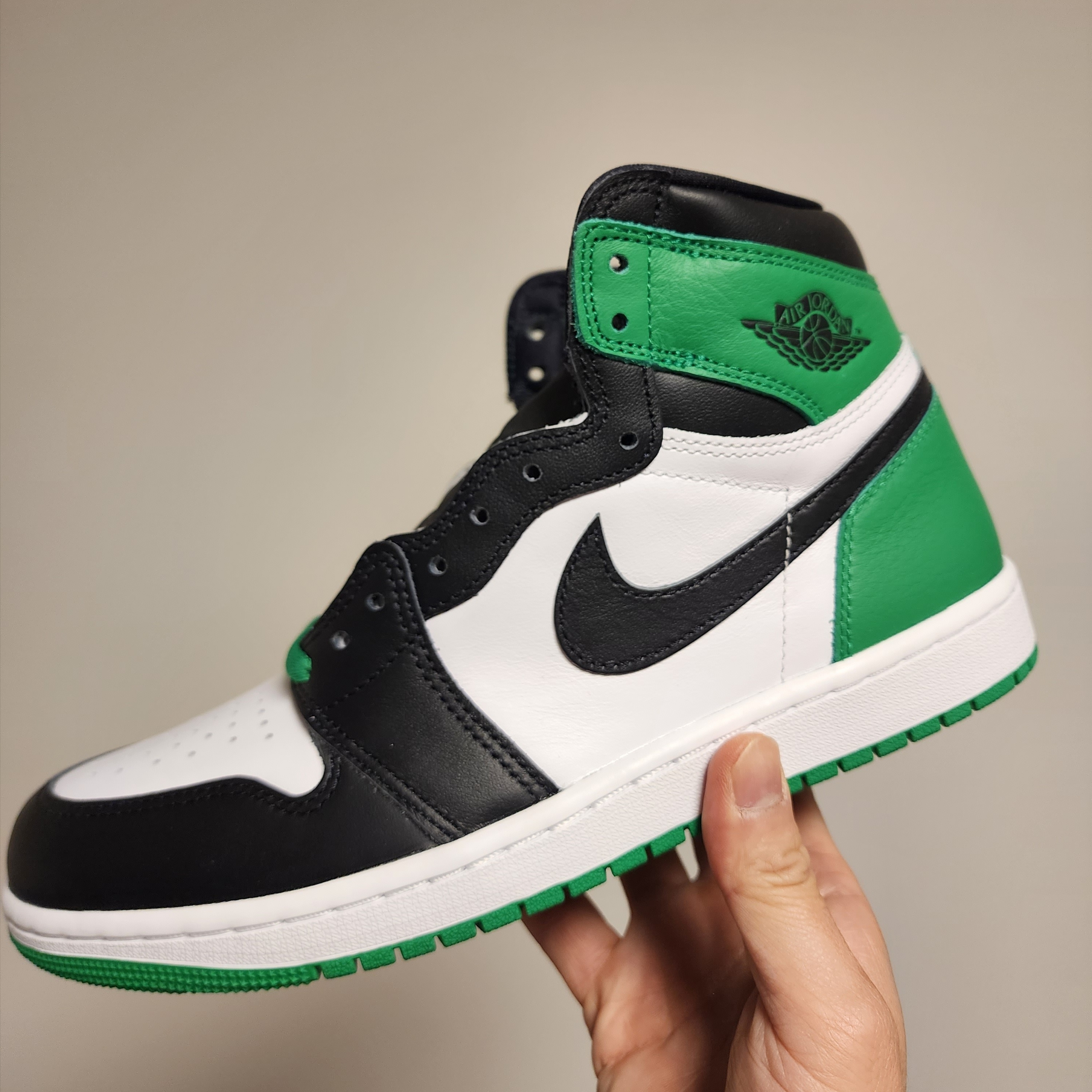 Jordan 1 Retro High OG Black and Lucky Green 착용 스타일 - 1