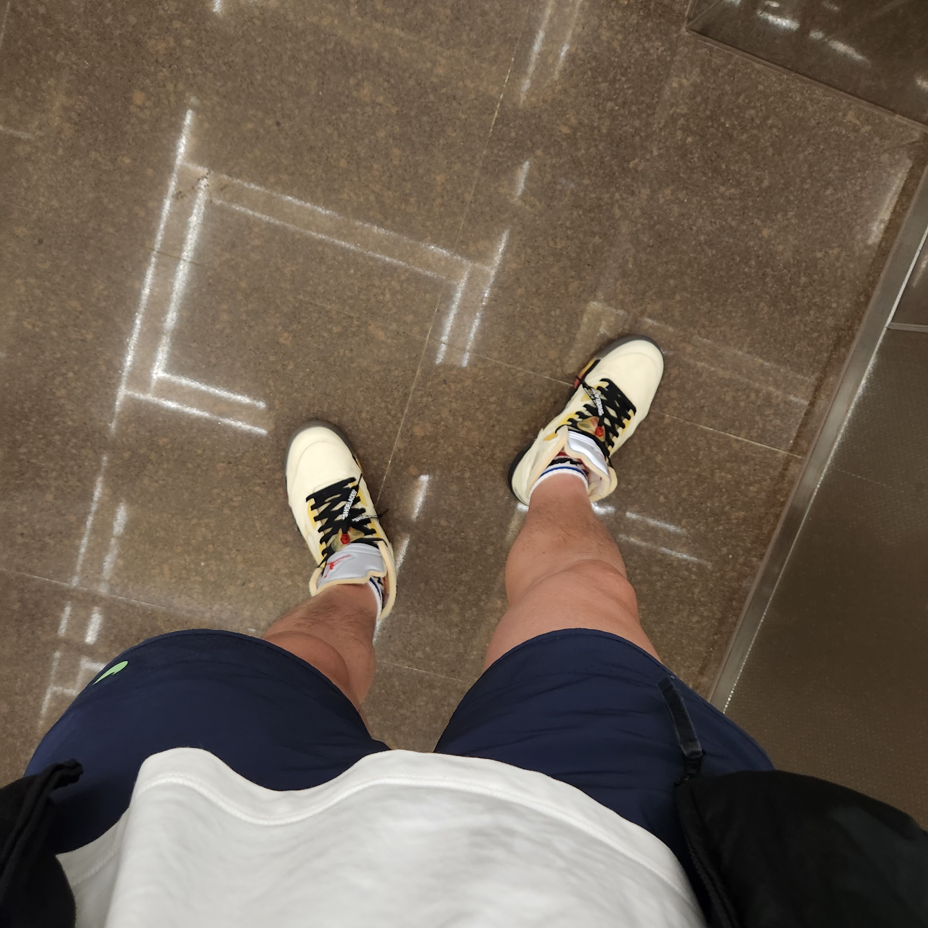 Jordan 5 x Off-White Retro SP Sail Fire Red 착용 스타일 - 1