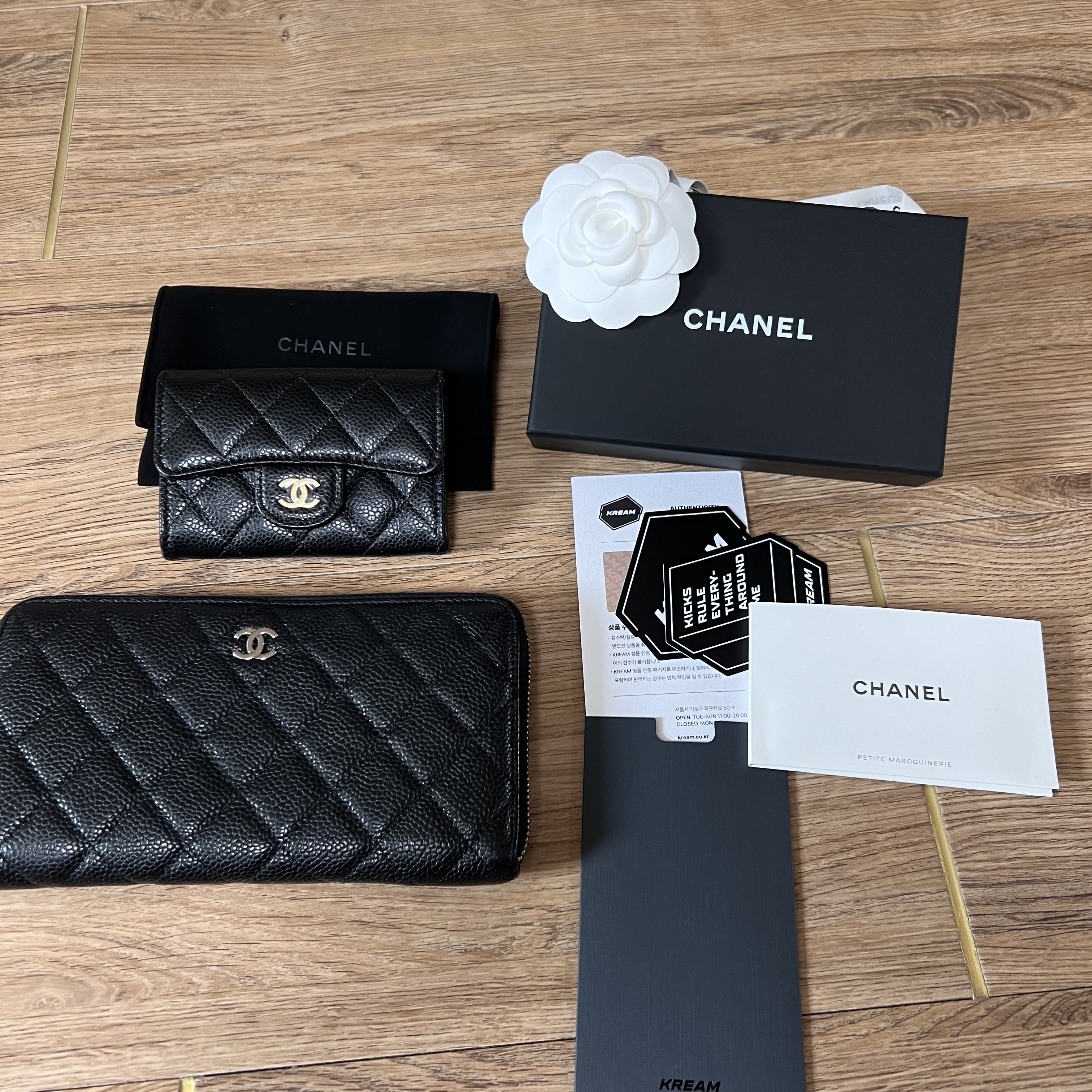 Chanel Classic Card Holder Grained Calfskin & Gold Black 착용 스타일