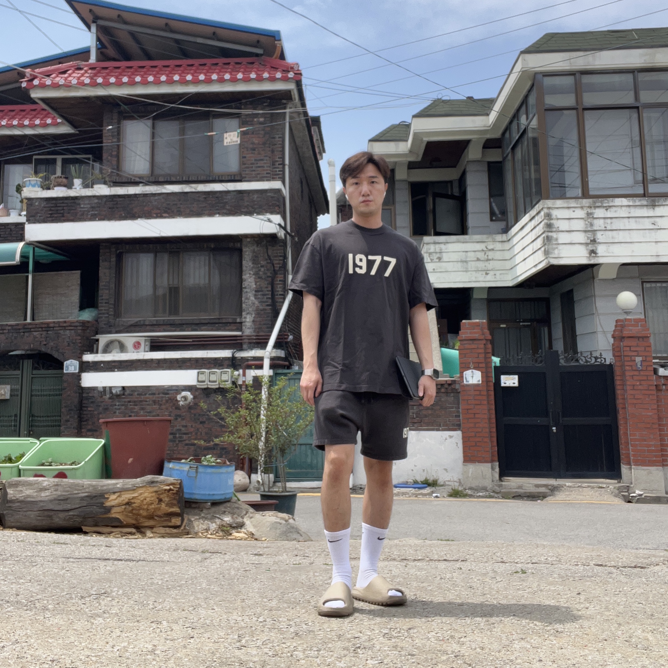 Essentials 1977 T-Shirt Iron - 22SS, Essentials 1977 Shorts Iron - 22SS 착용 스타일