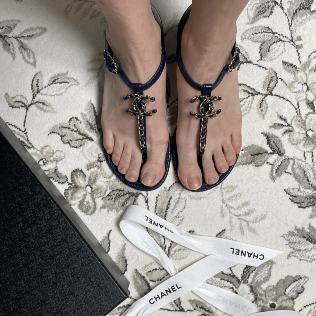 (W) Chanel Thongs Lambskin & Black 착용 스타일