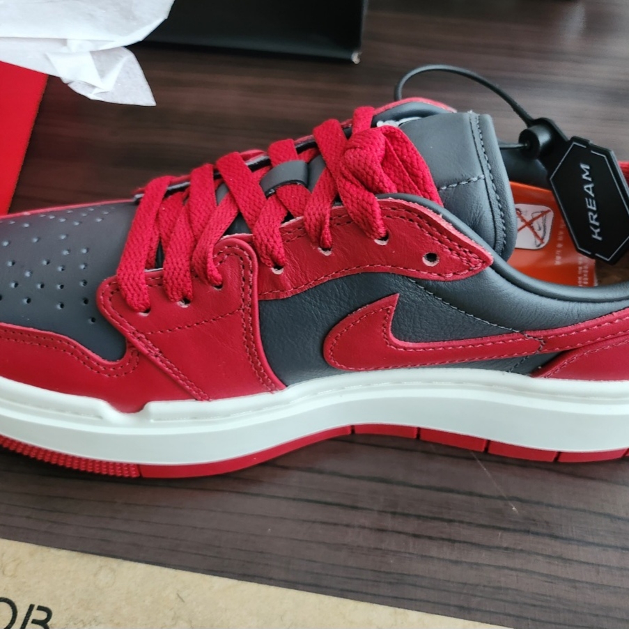 (W) Jordan 1 Elevate Low Dark Grey Varsity Red 착용 스타일 - 2