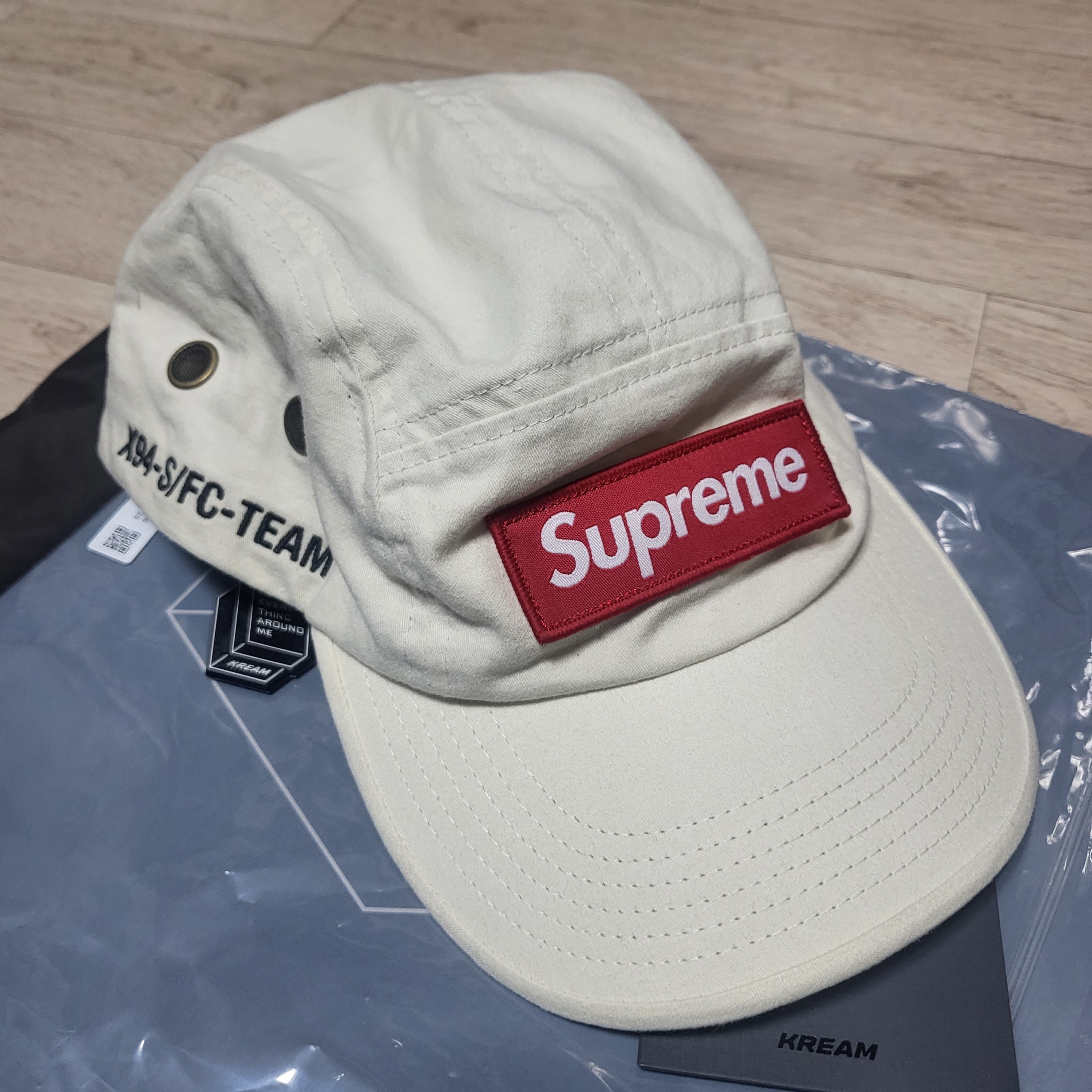 Supreme Military Camp Cap Stone - 22SS, Supreme Pigment Print S Logo 6-Panel Light Sage - 22FW 착용 스타일 - 1